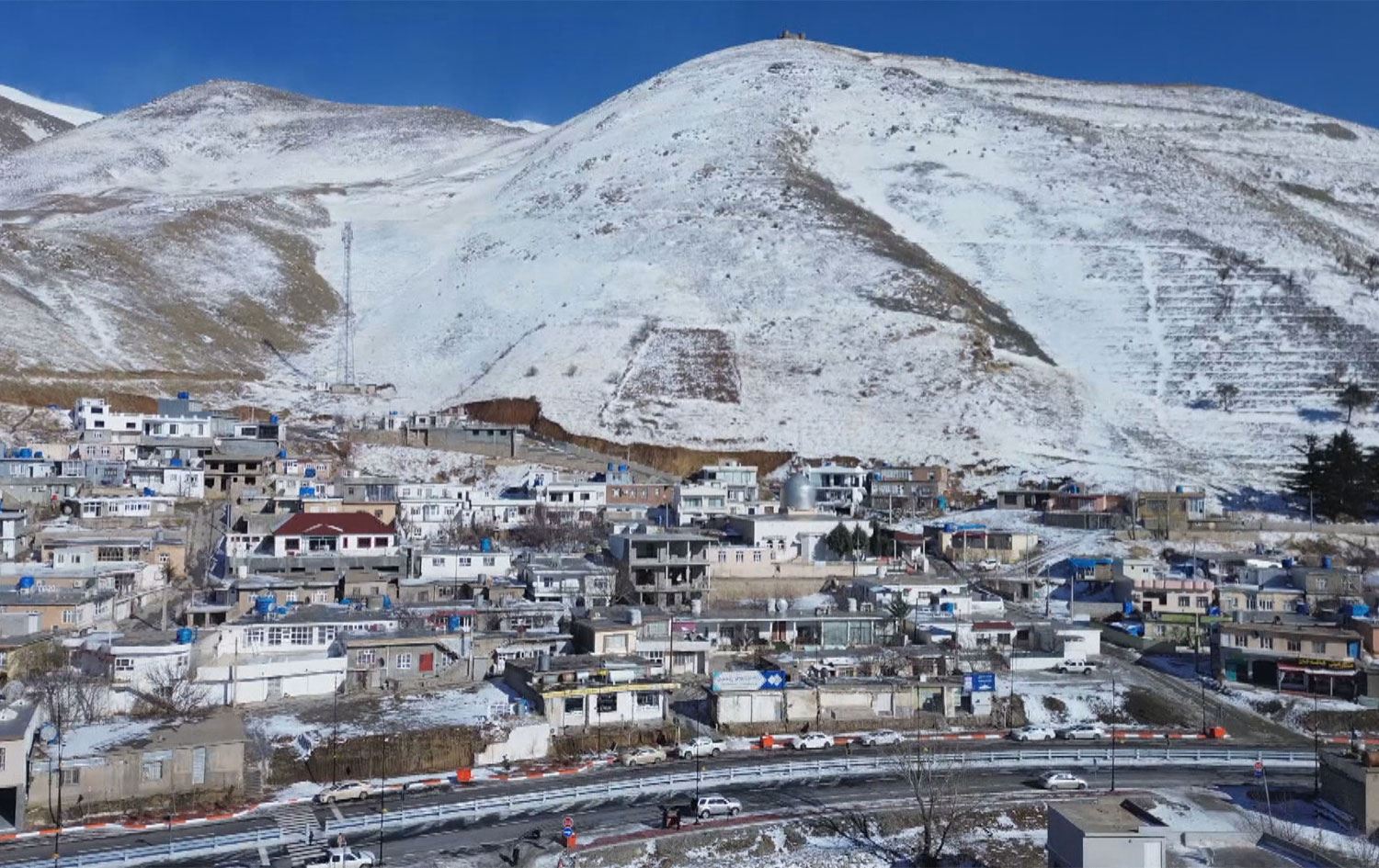لە حاجی ئۆمەران بەفر بارین کەمیکردووە و باران زیادیکردووە