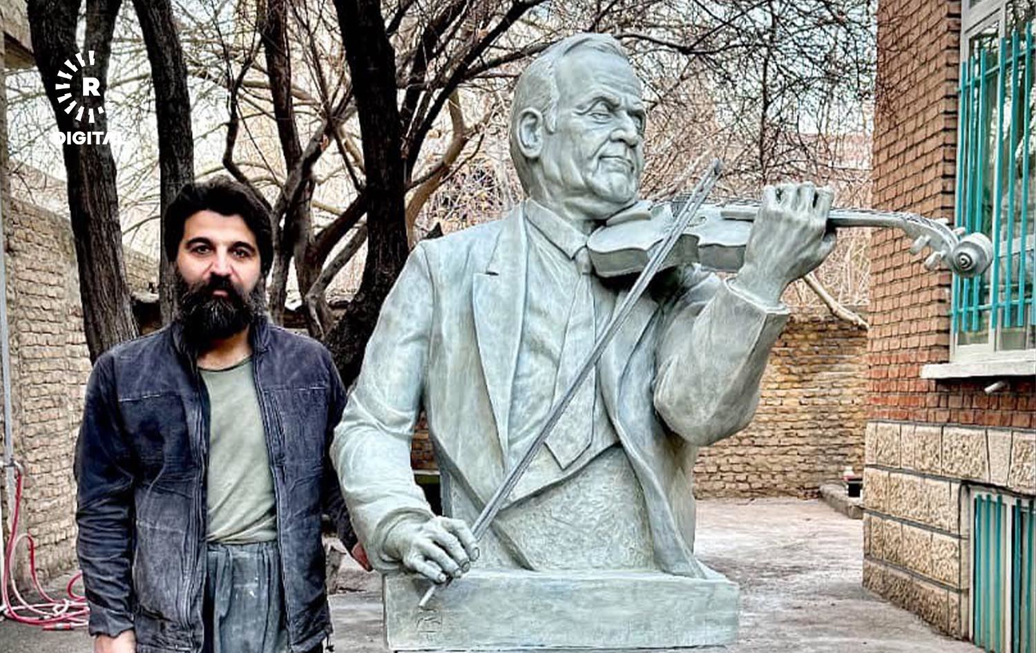 بەشیر ناسری لەگەڵ پەیکەری دڵشاد سەعید