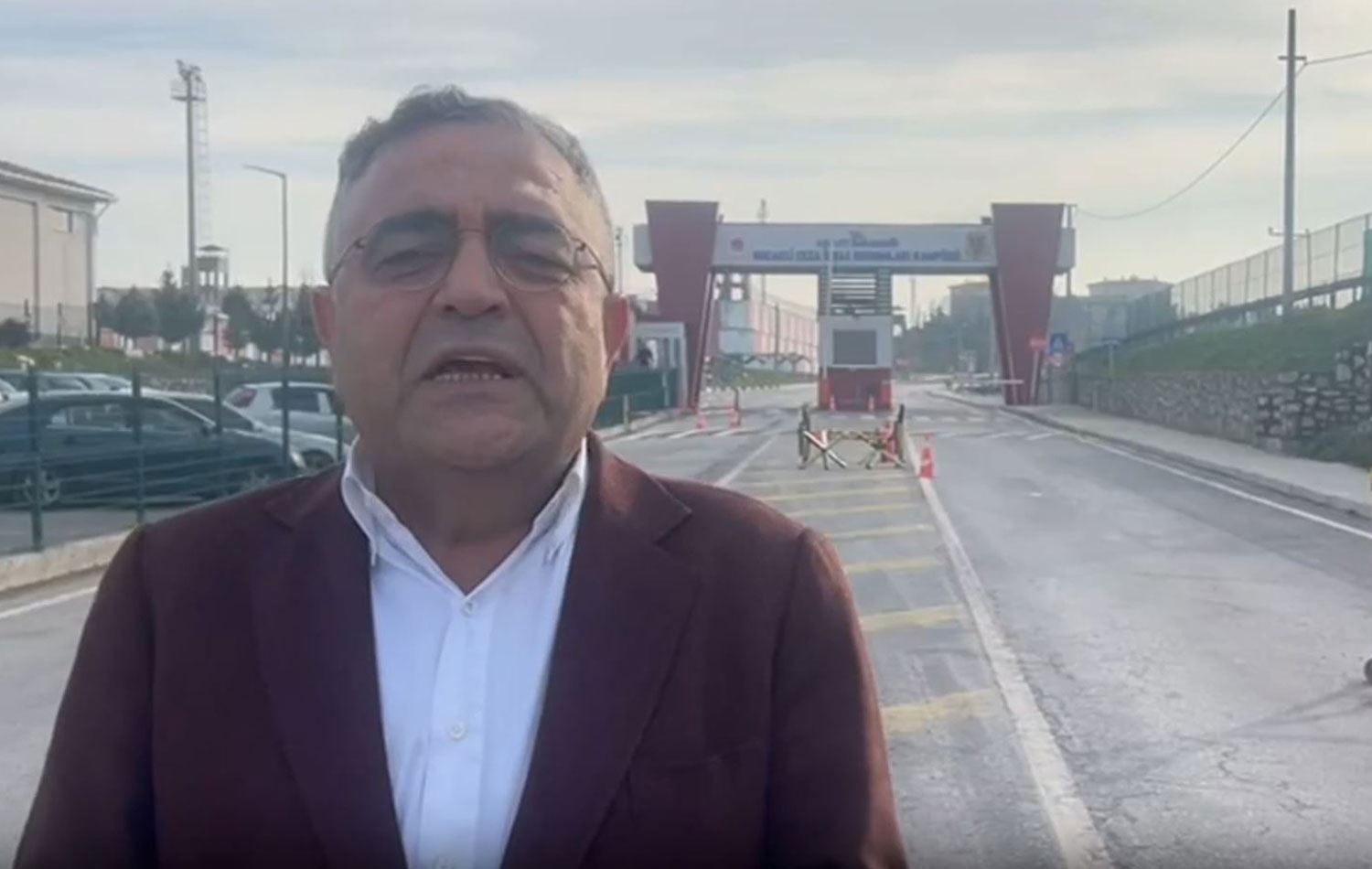 CHP Genel Başkan Yardımcısı ve Diyarbakır Milletvekili Sezgin Tanrıkulu, Kandıra Cezaevi önünde açıklama yaptı.