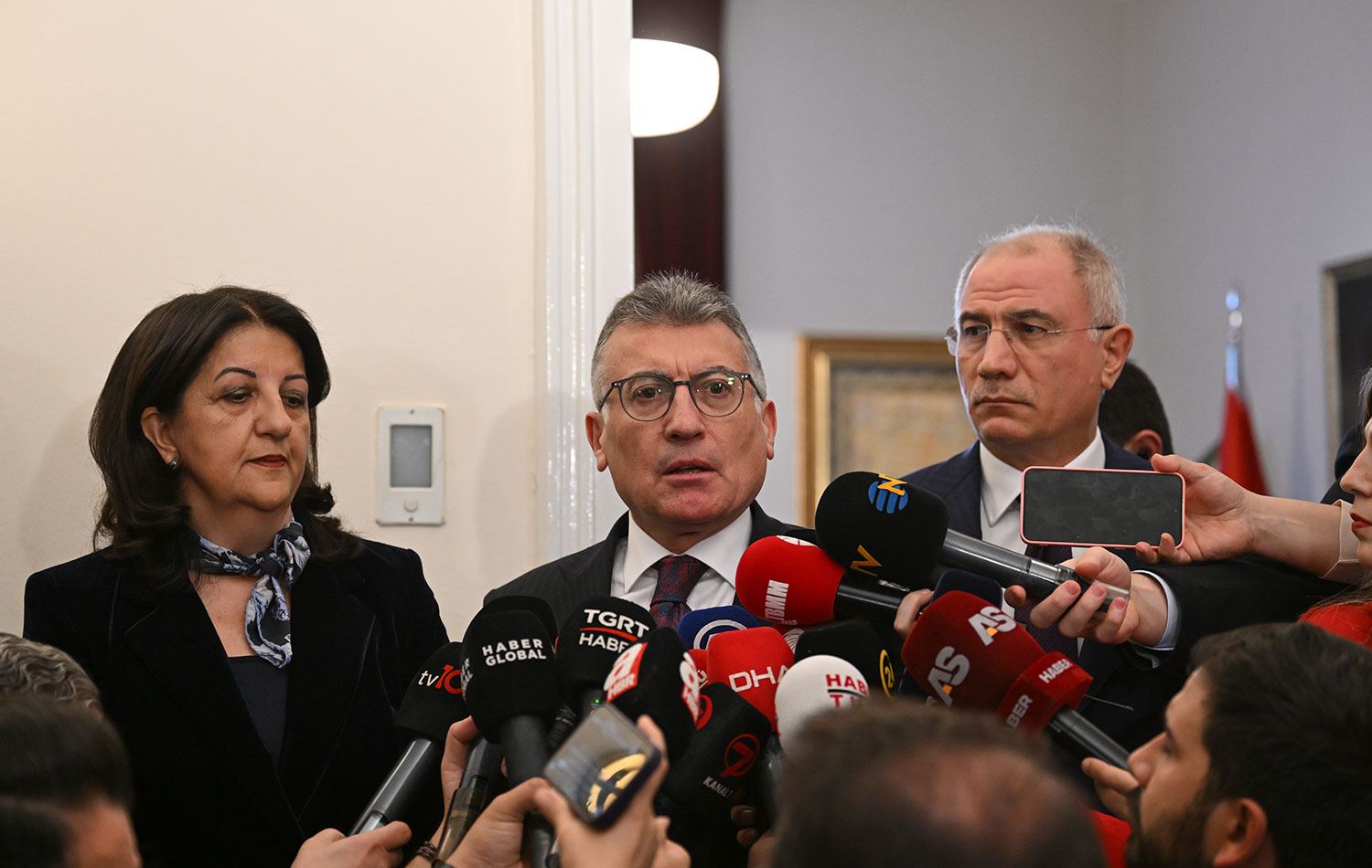 DEM Parti heyeti, bügün AK Parti Meclis Grup Başkanlığını ziyaret etti. AK Parti Grup Başkanı Güler (ortada), görüşmenin ardından gazetecilere açıklama yaptı. / AA