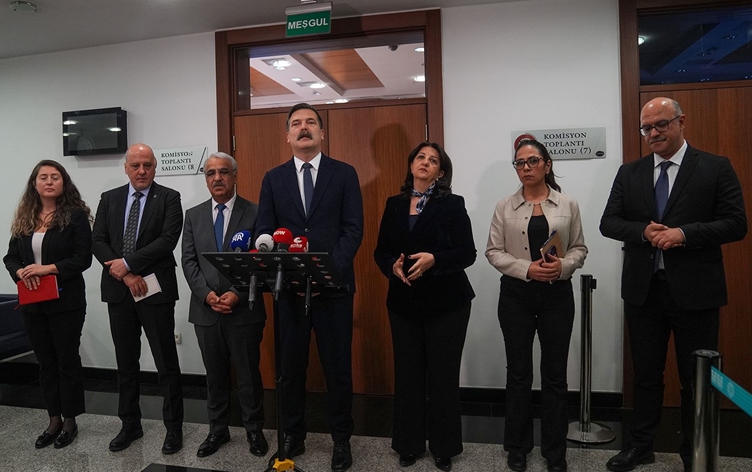Görüşmenin ardından TİP Genel Başkanı Erkan Baş (ortada) gazetecilere açıklamalarda bulundu. / AA