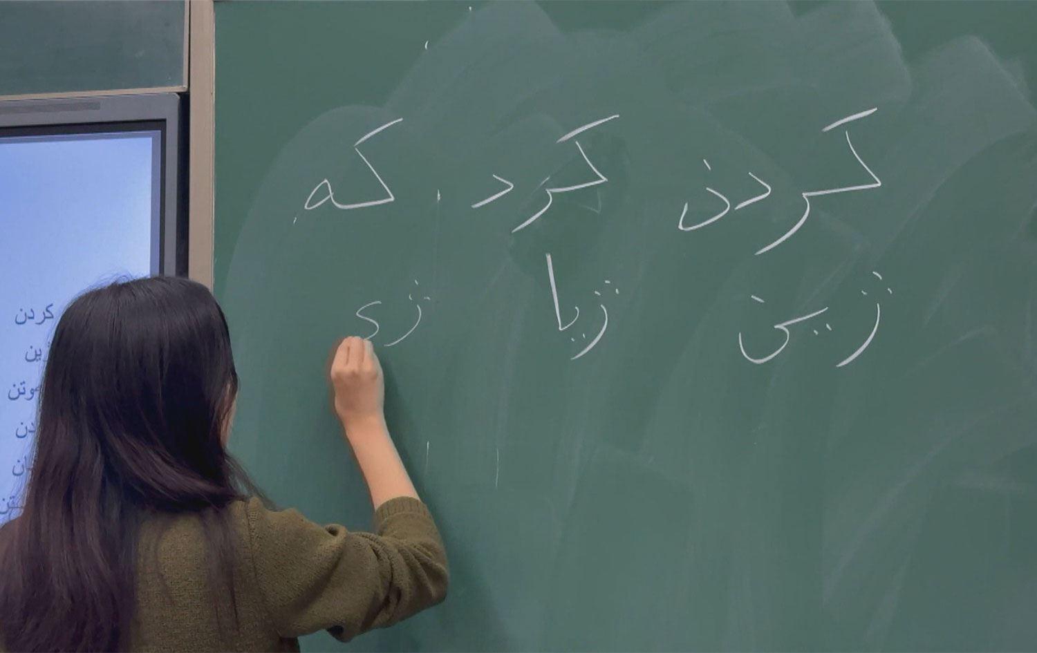 کچێک بە کوردی دەنووسێت