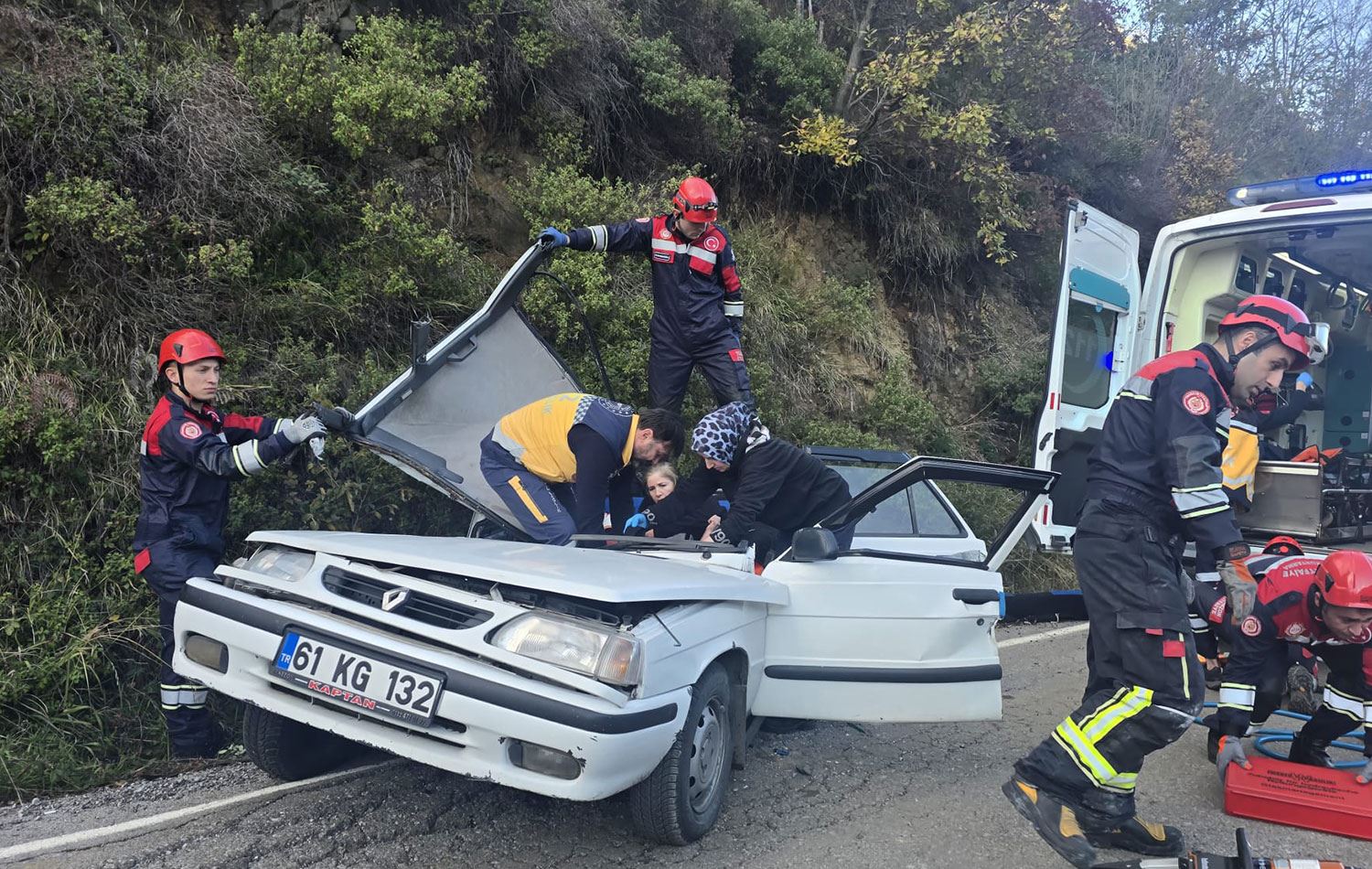  İtfaiye ekiplerinin çalışması sonucu çıkarılan yaralılar, hastanede tedavi altına alındı. / AA