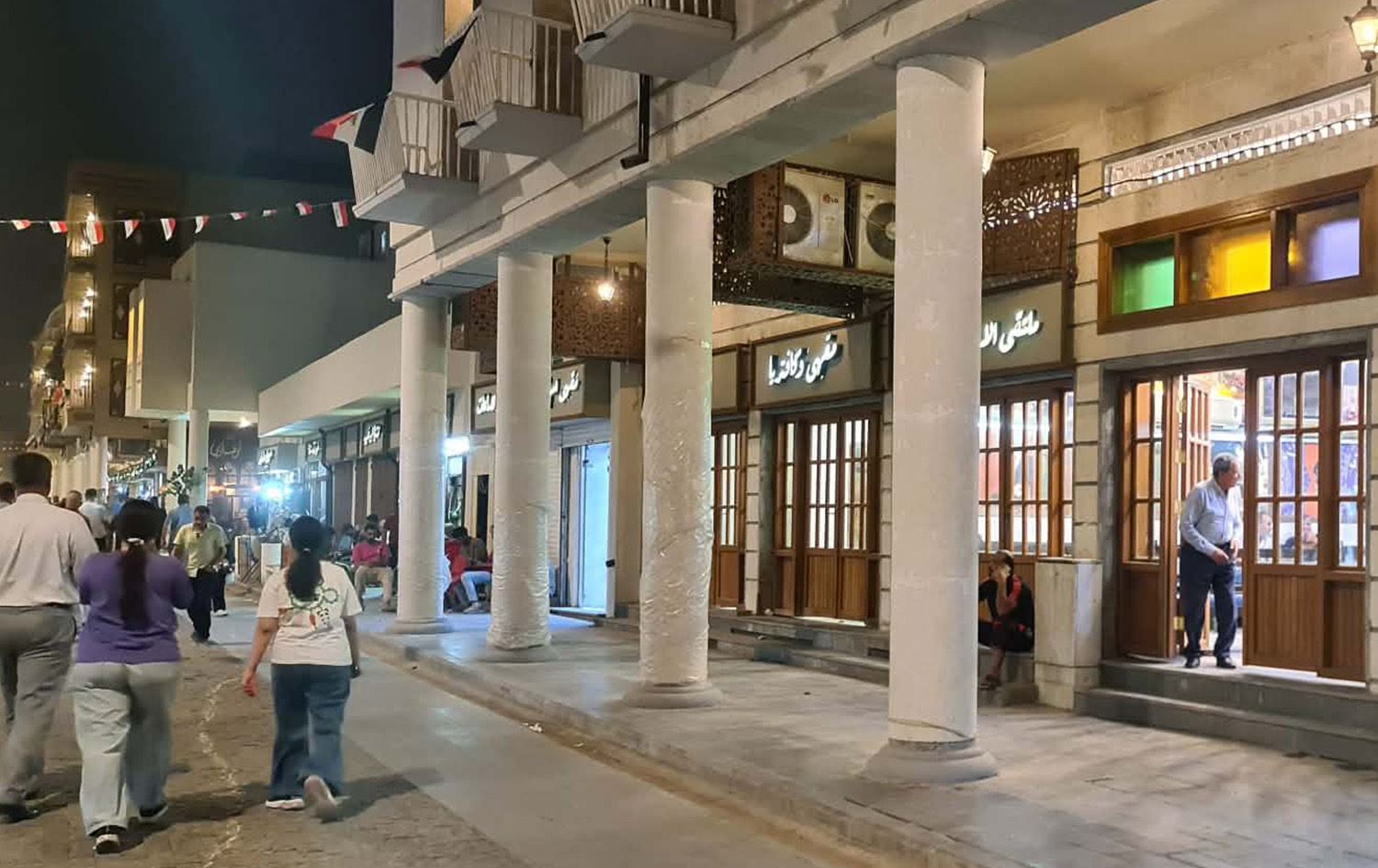 بغداديون في شارع الرشيد بعد تطويره/ معد فياض- رووداو