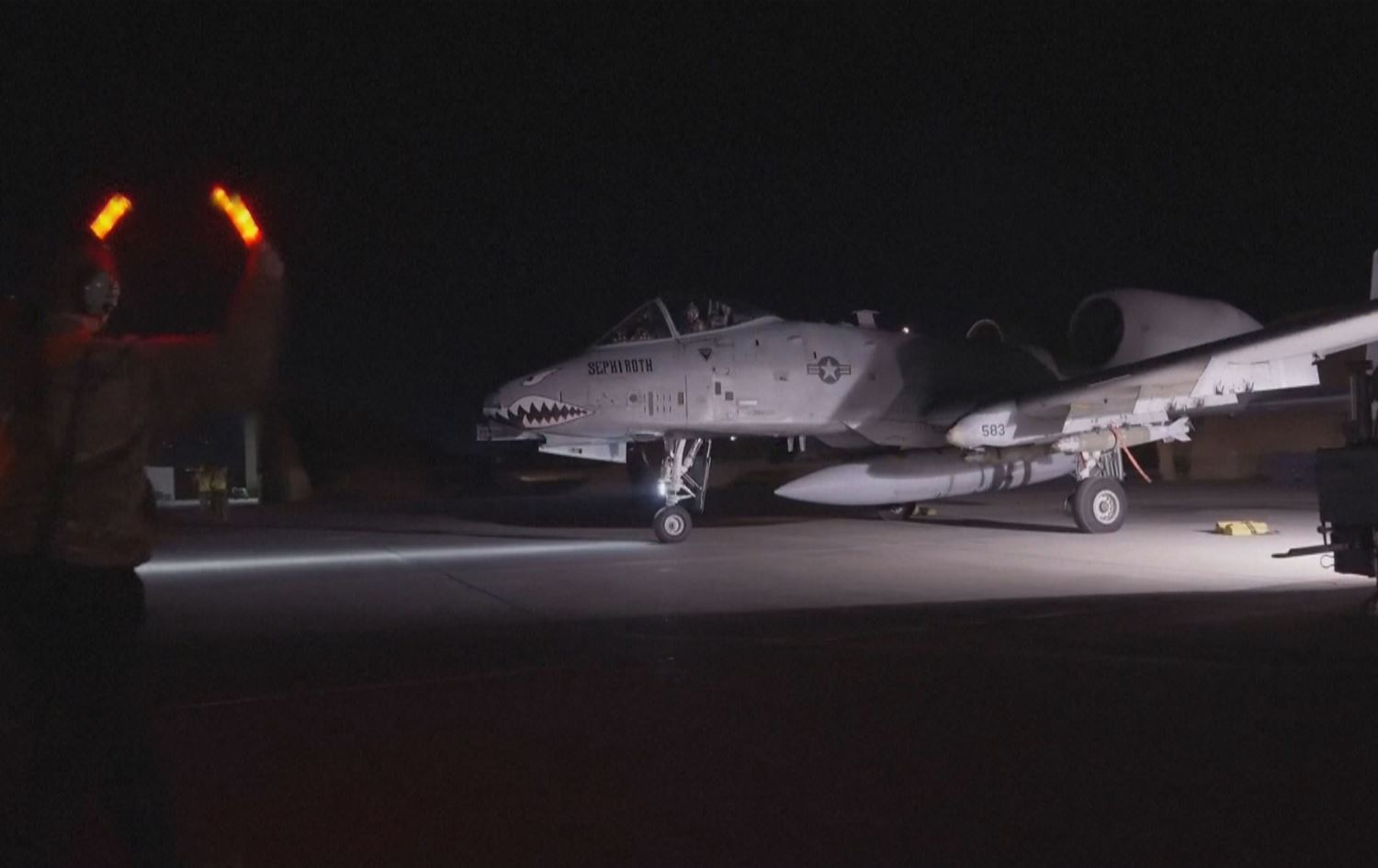 طائرة أميركية تستعد لتنفيذ العملية العسكرية ضد داعش في سوريا 