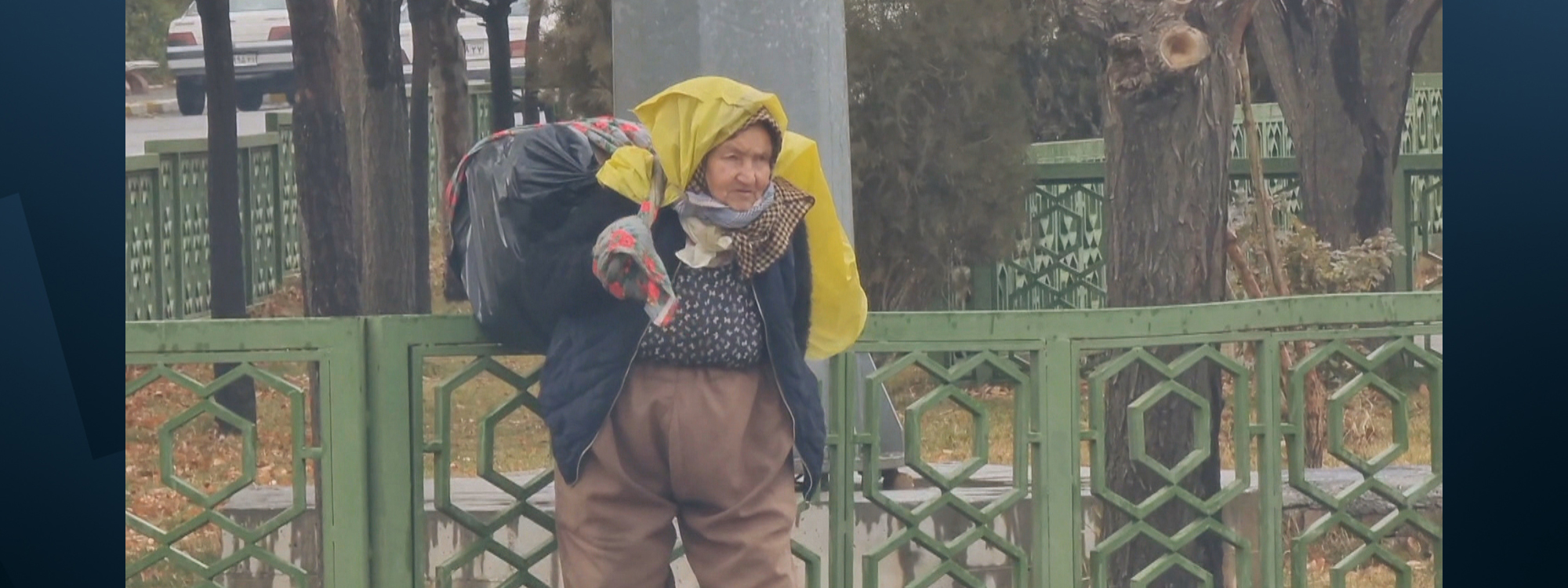 Elderly kolbar risks health in crossing Iran’s border