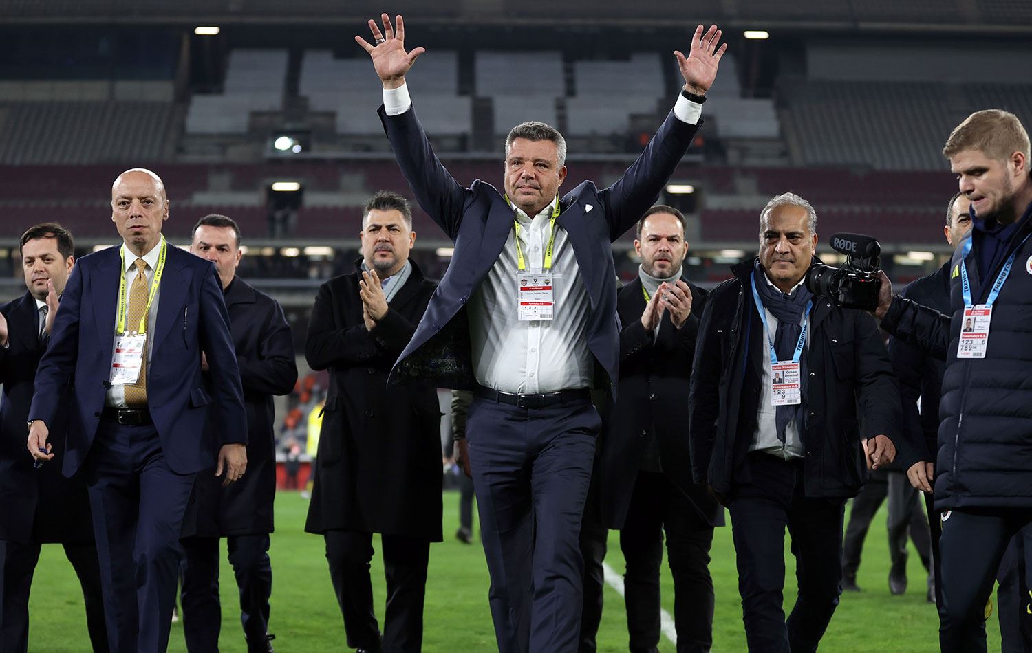 Fenerbahçe Kulübü Başkanı Sadettin Saran (ortada) / AA