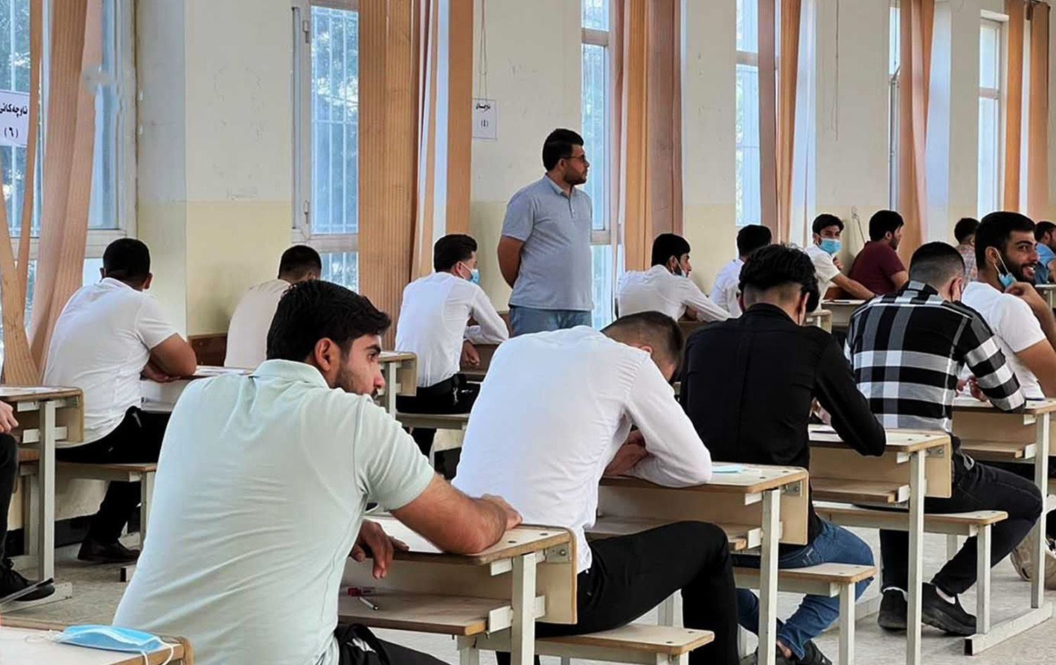 ژمارەیەک قوتابی لە هۆڵی تاقیکردنەوە