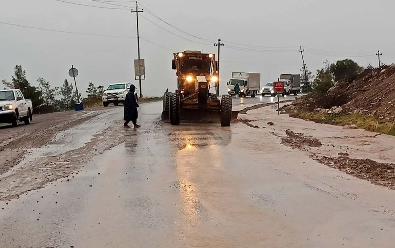  خاوێنکردنەوەی رێگەیەک لە سنووری گەرمیان لە پاشماوەی لافاو