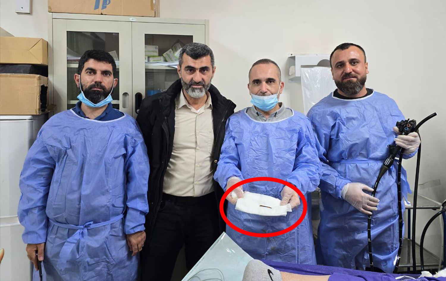 ئەو تیمەی پارچە ئێسکەکەیان دەرهێناوە.