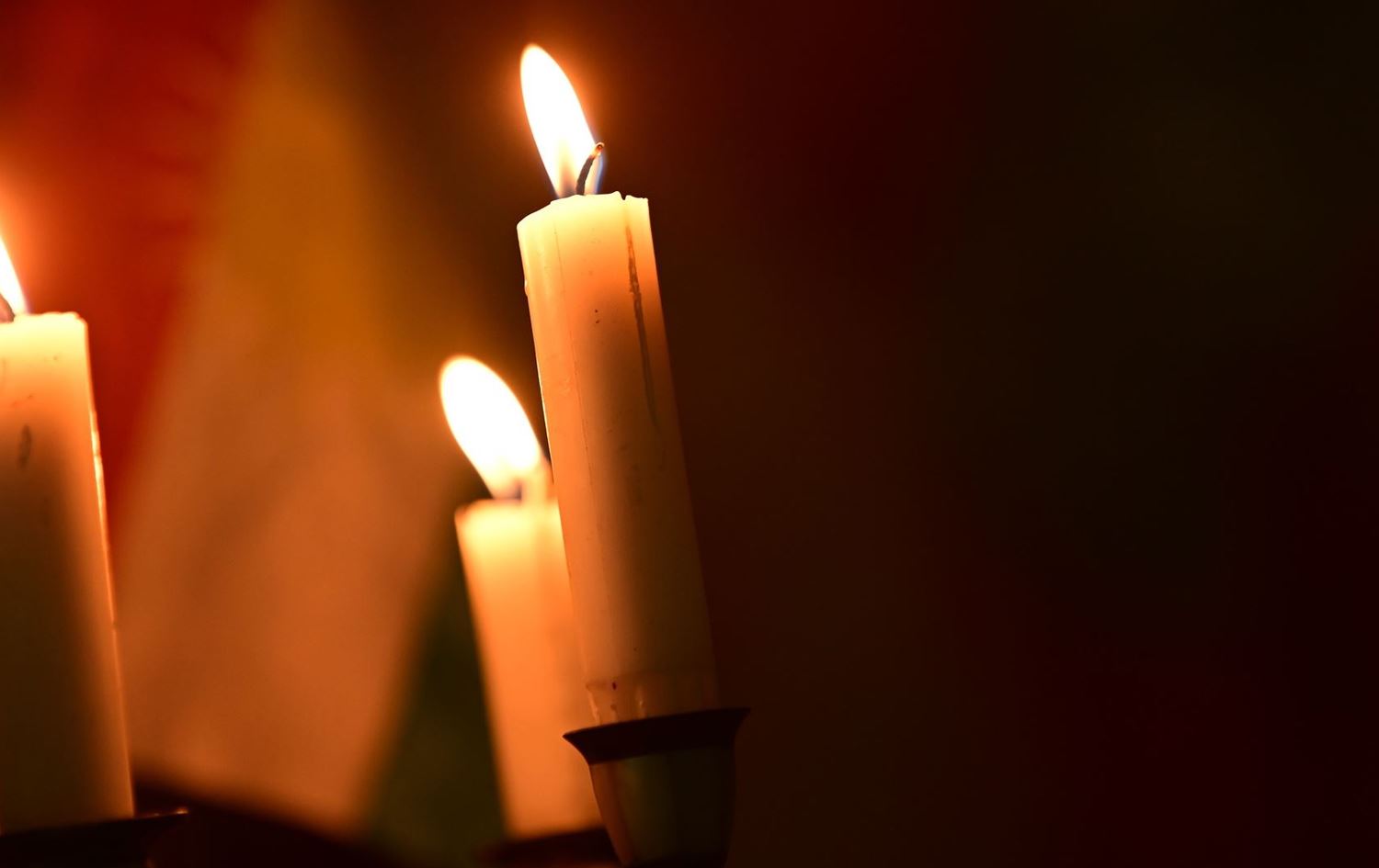 ئاماژەدان بە شەوی یەڵدا و مۆم. 