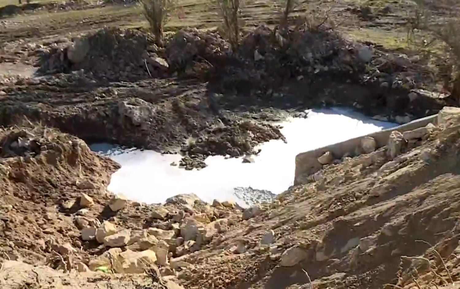 ئۆتۆمبێلەکە وەرگەڕابووە و کەوتبووە نێو گۆمێکەوە.