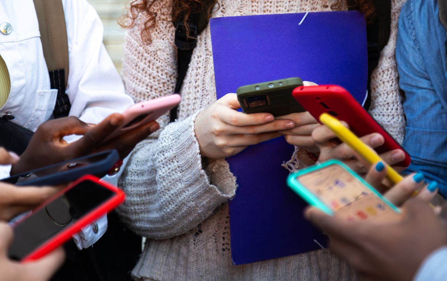 نیویۆرک؛ دوای قەدەخەکردنی مۆبایل "ژیانی کۆمەڵایەتی و خۆشی" بۆ قوتابخانەکان دەگەڕێتەوە