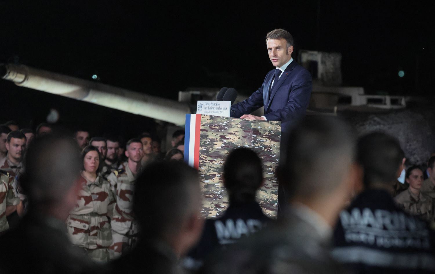 ئیمانوێل ماکرۆن لەنێو سەربازانی وڵاتەکەی قسە دەکات. وێنە: AFP