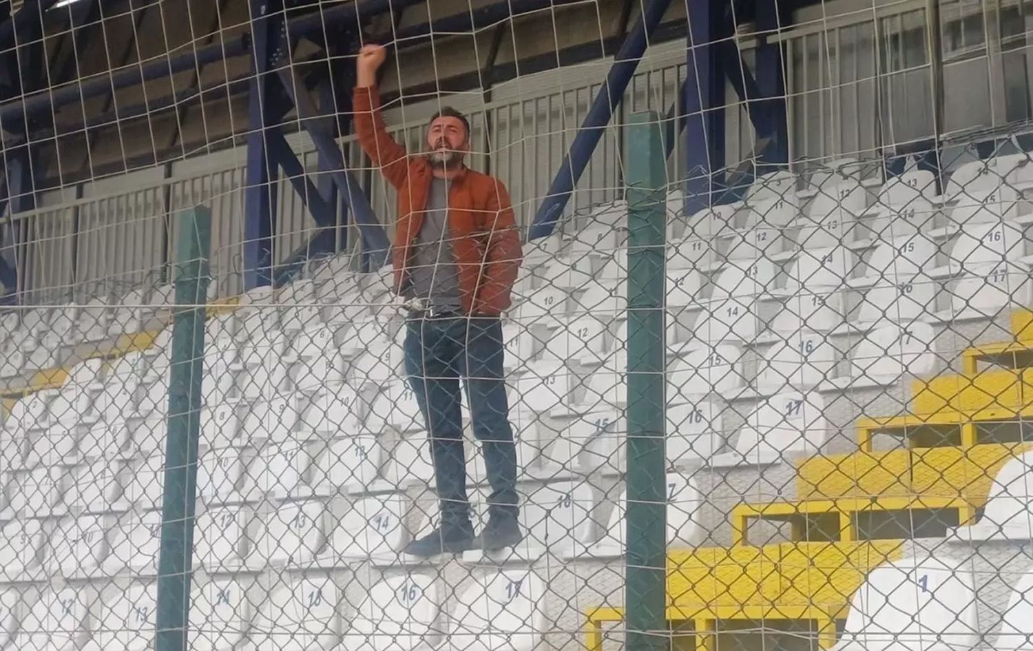 تاکە هاندەری یانەکە