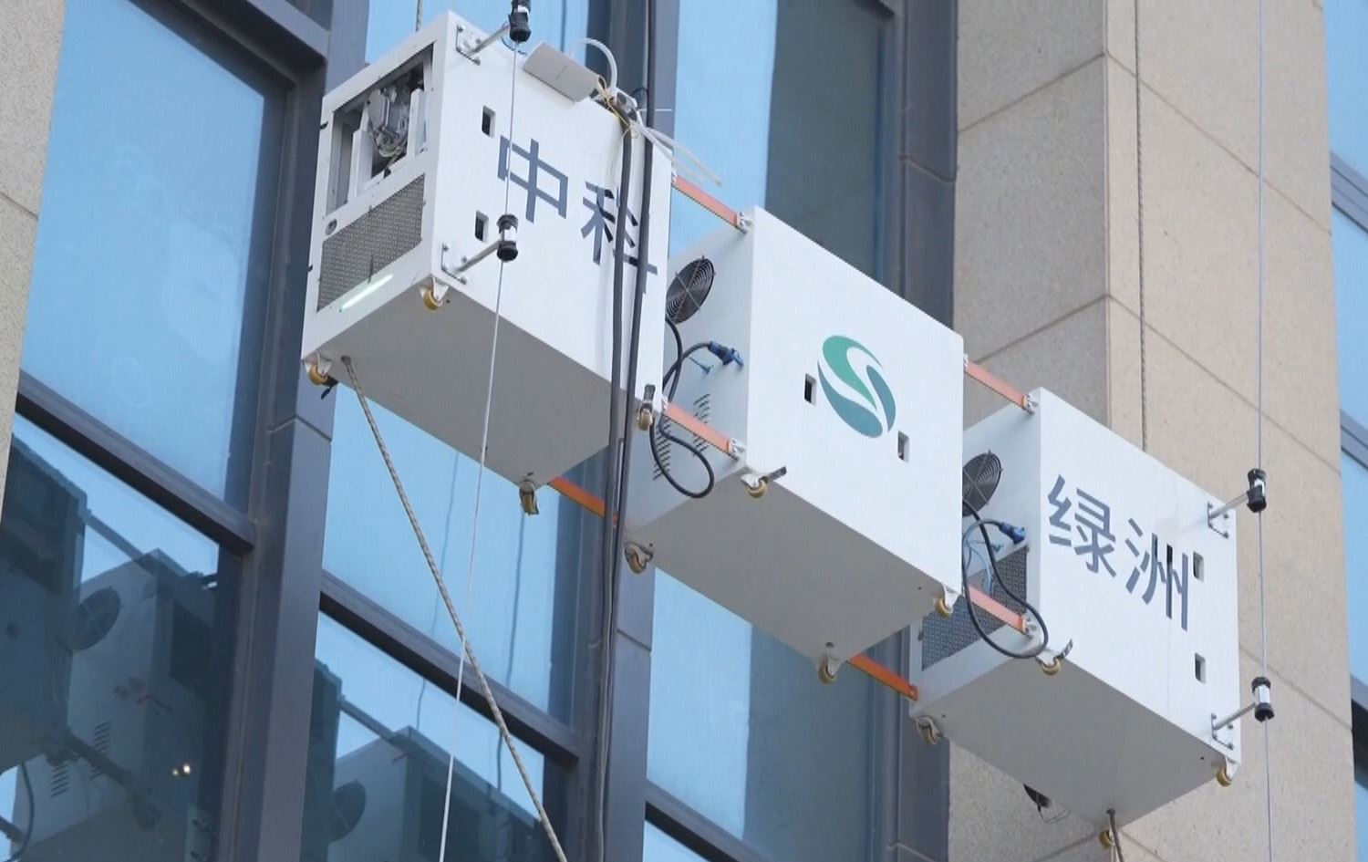 چین؛ رۆبۆتی سپایدەرمان بۆ خاوێنکردنەوەی باڵەخانە بەرزەکان بەکاردەهێنرێت