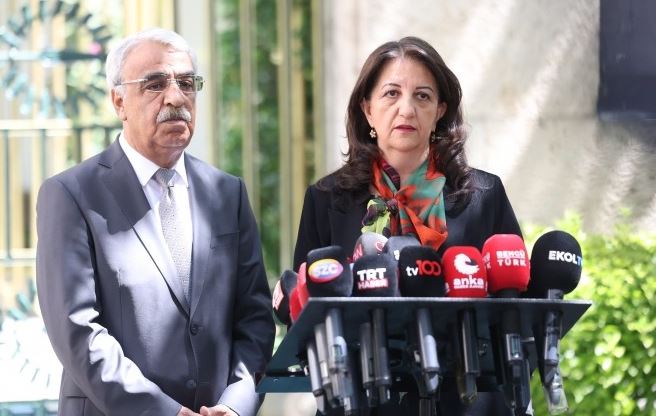 پەروین بوڵدان و میتحەت سانجار، پەرلەمانتارانی دەم پارتی.