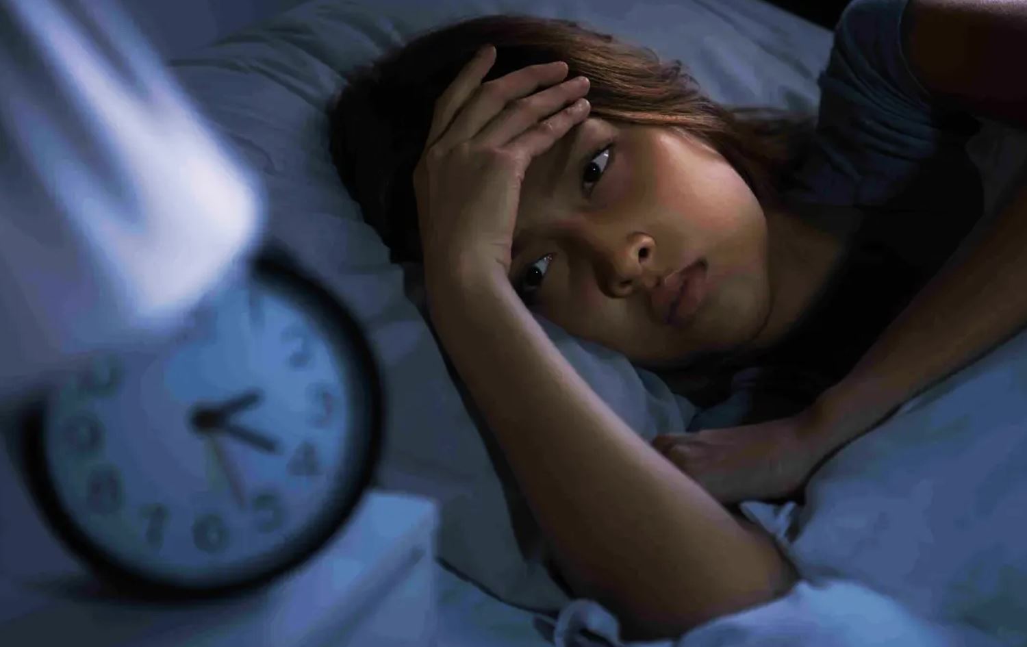 کچێک خەوی تێکچووە و خەوی نایەت بە درەنگانی شەو.