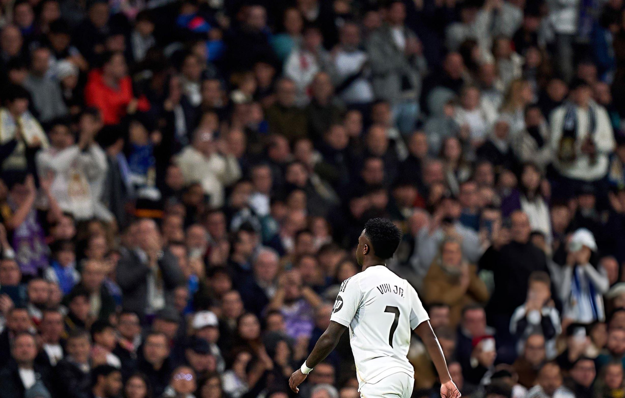 فیکەی ناڕەزایی لەلایەن هاندەرانی ریال مەدرید بۆ ڤینیسیۆس جونیۆر لێدرا