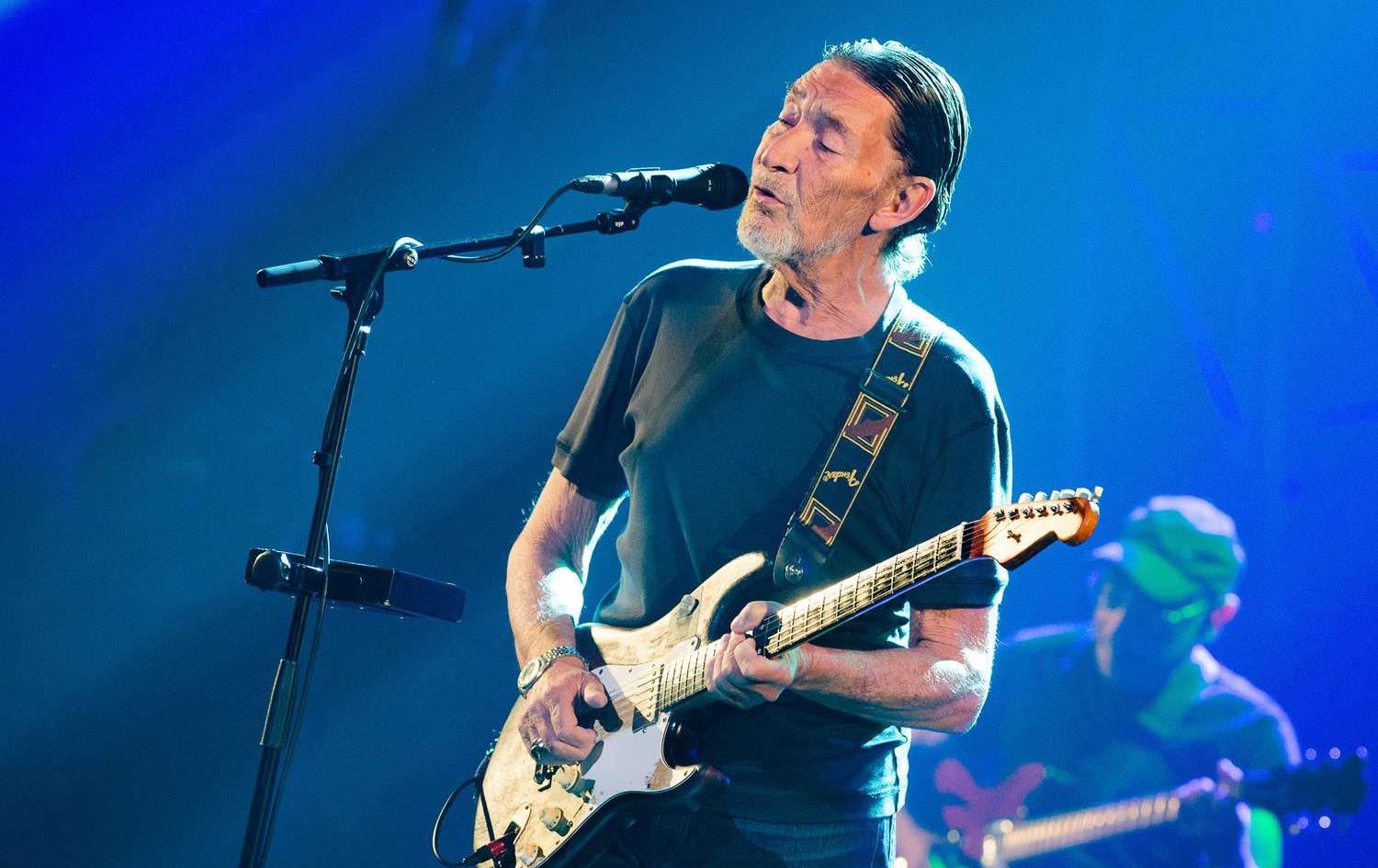 کریس ریا لە کۆنسێرتێکیدا لە 9 تشرینی یەکەمی 2017، پاریس.