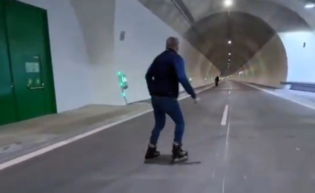 سەرۆکوەزیرانی سلۆڤاکیا بە سکەیت تۆنێلێک دەکاتەوە