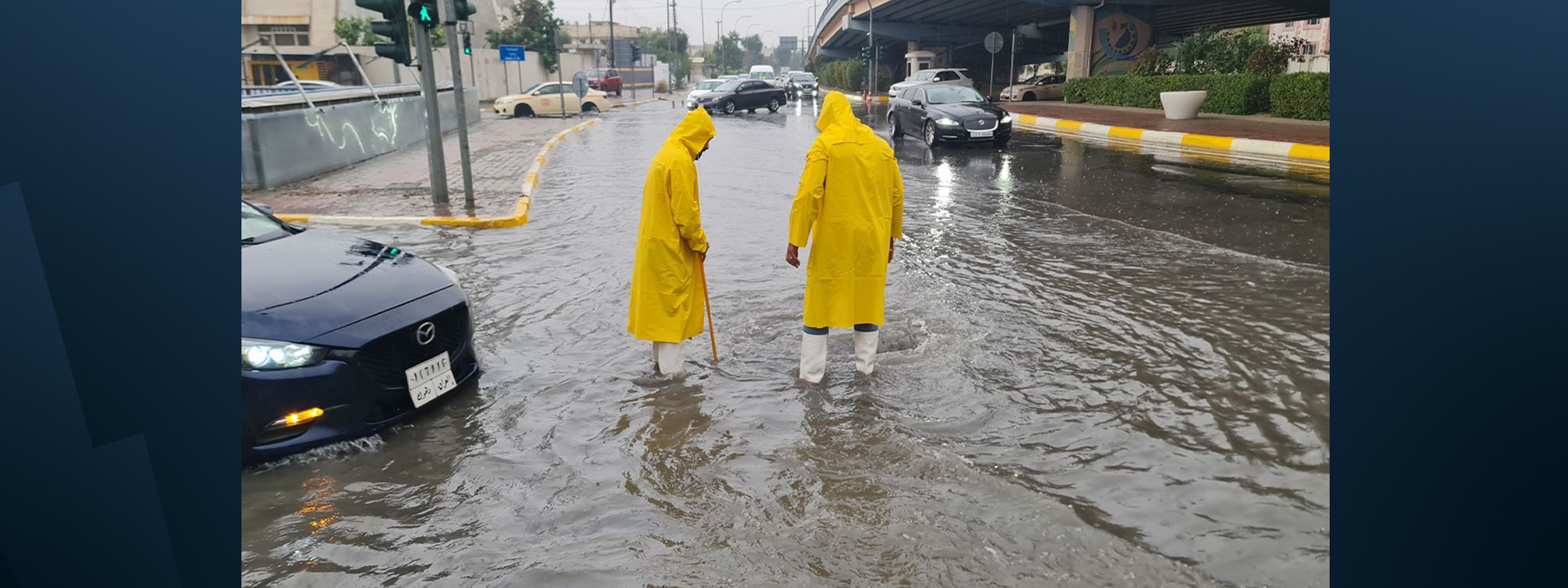 Civil defense workers opening a manhole in Erbil in November 2023 following heavy rainfalls. File photo: Rudaw/Bilind T. Abdullah