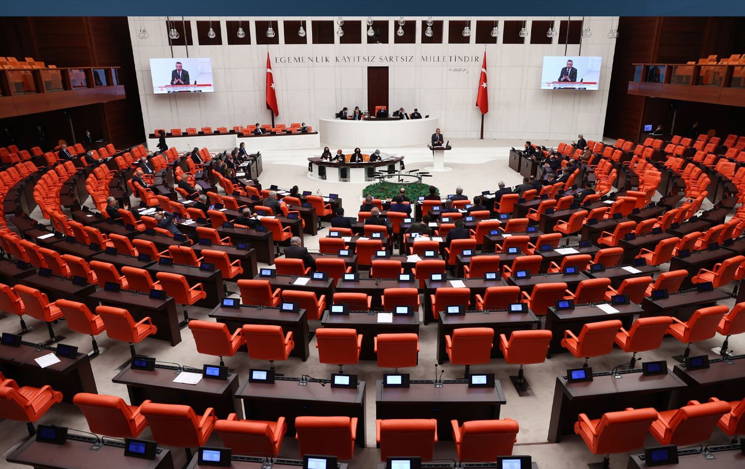 دیمەنێکی نێو هۆڵی پەرلەمانی تورکیا.