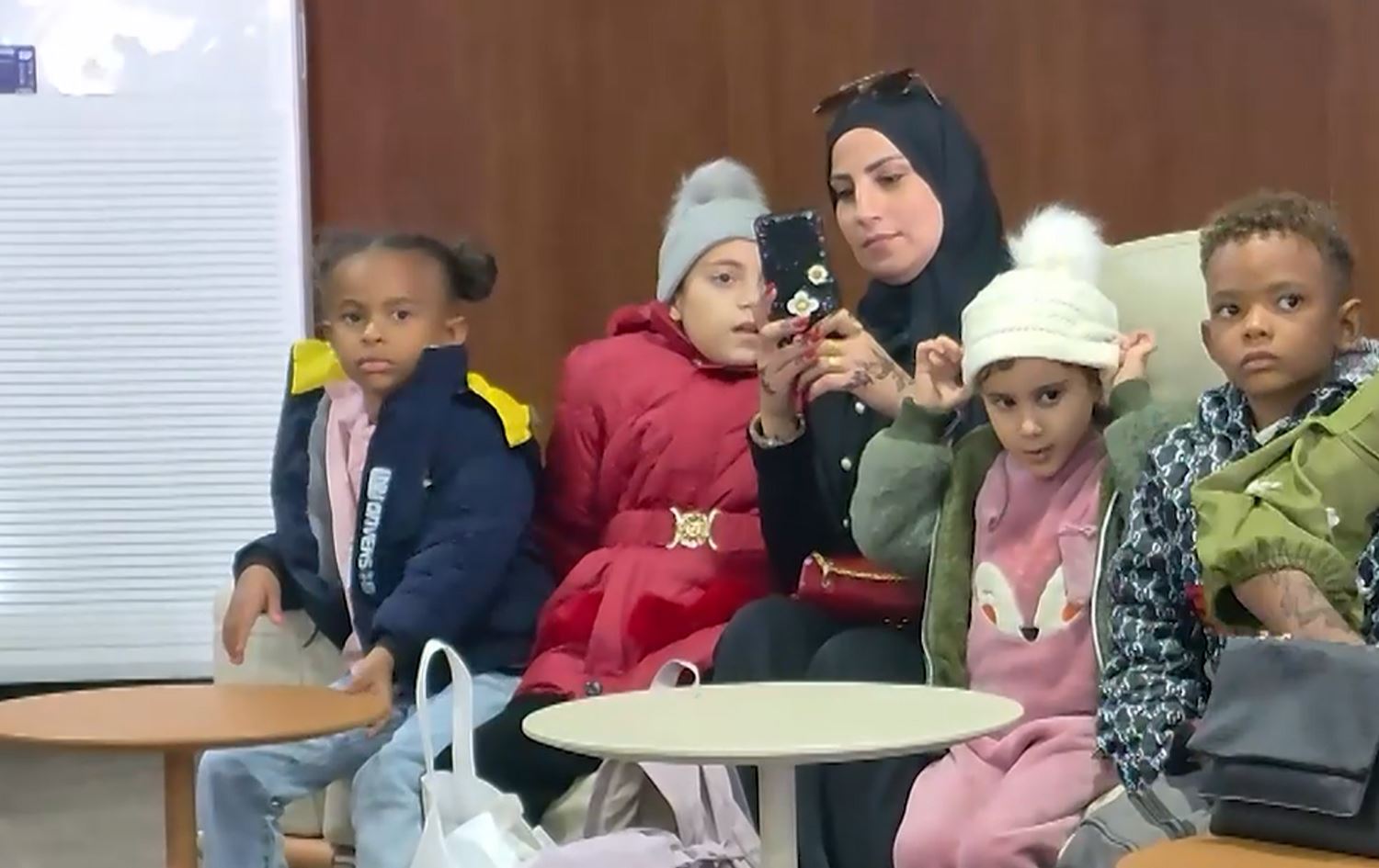 عائلة سورية تعود الى بلادها قادمة من السودان