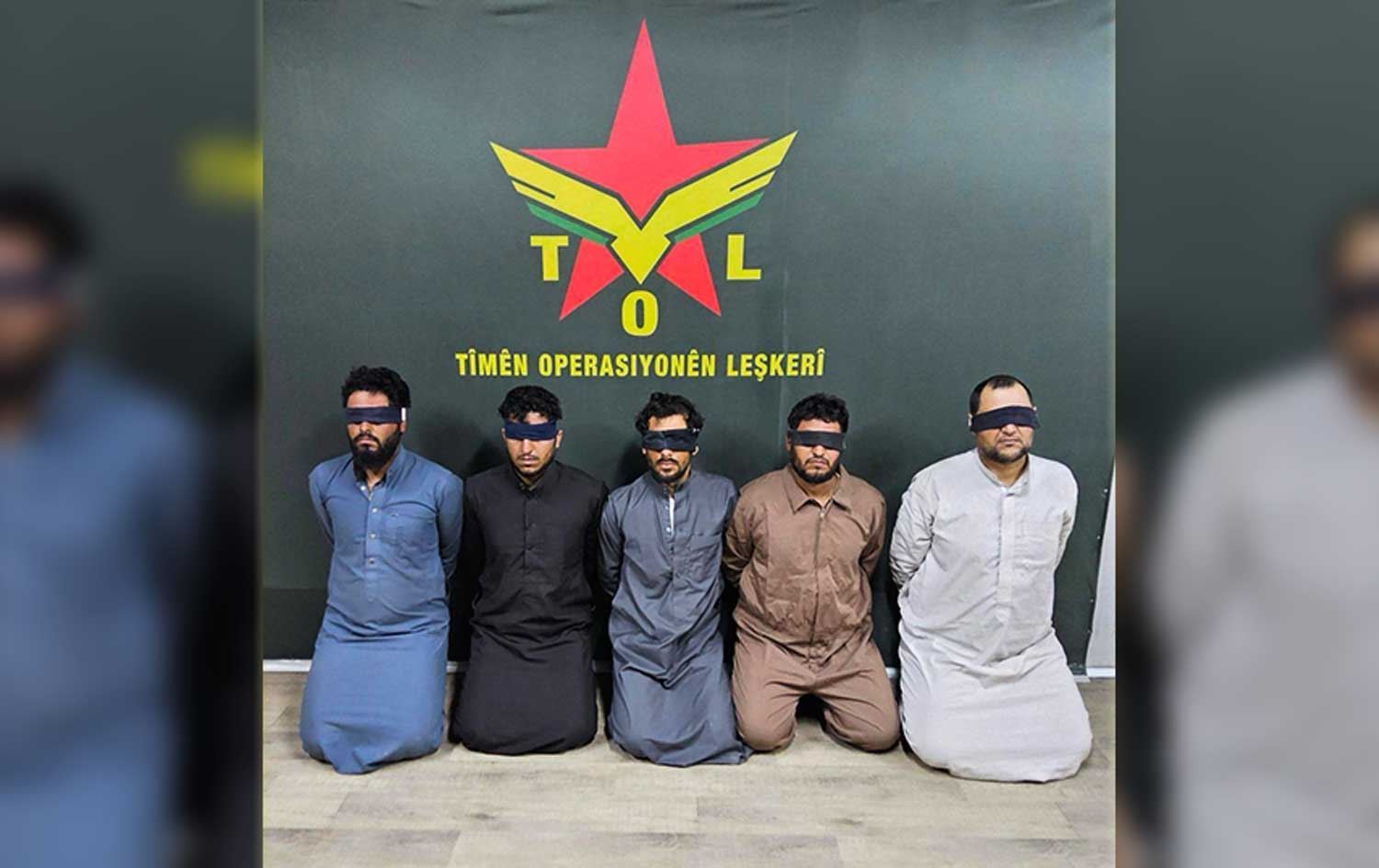 Operasyonda sağ yakalanan kişiler. / AA