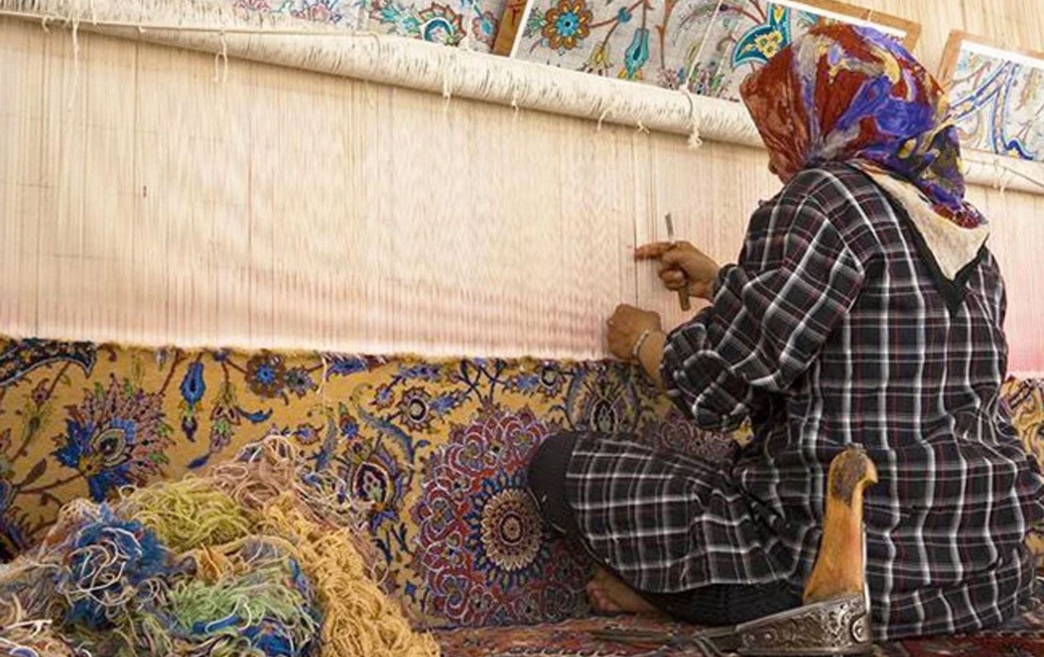 Kürdistan vilayetinin merkezi olan Sine’de dünyaca ünlü el dokuması halı üretimi durma noktasına geldi