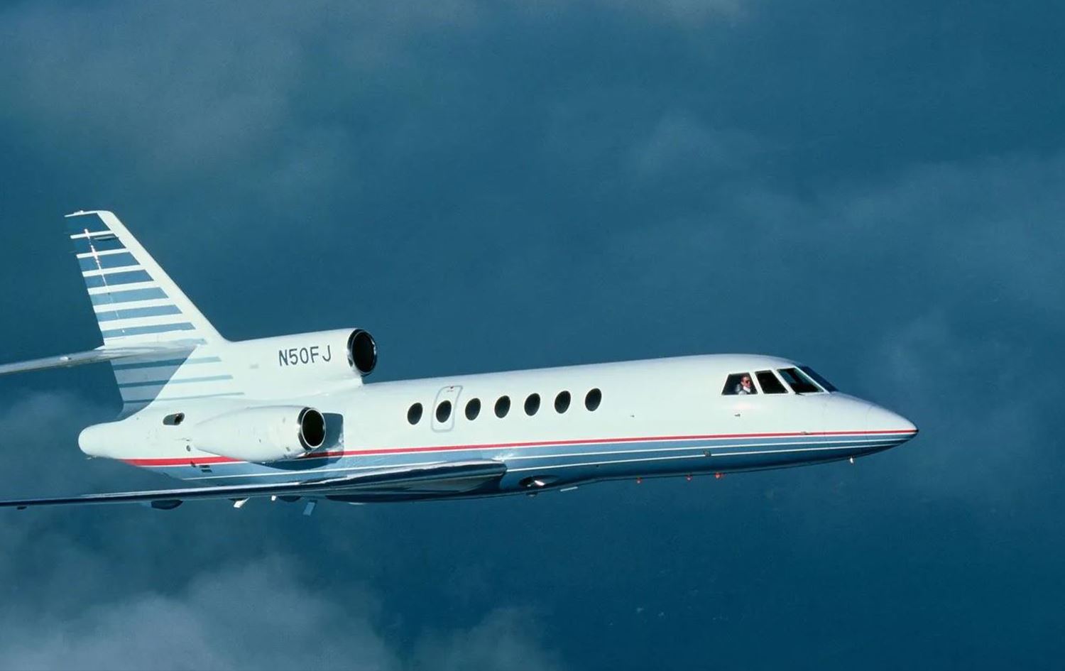 طائرة فالكون 50