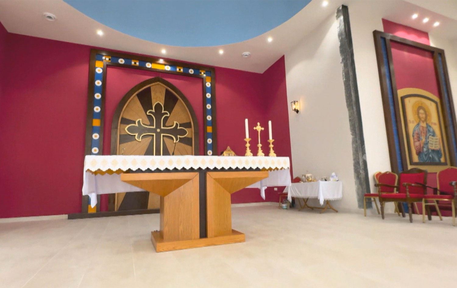 دیمەنی ناوەوەی کەنیسە نوێیەکەی هەرمۆتە.