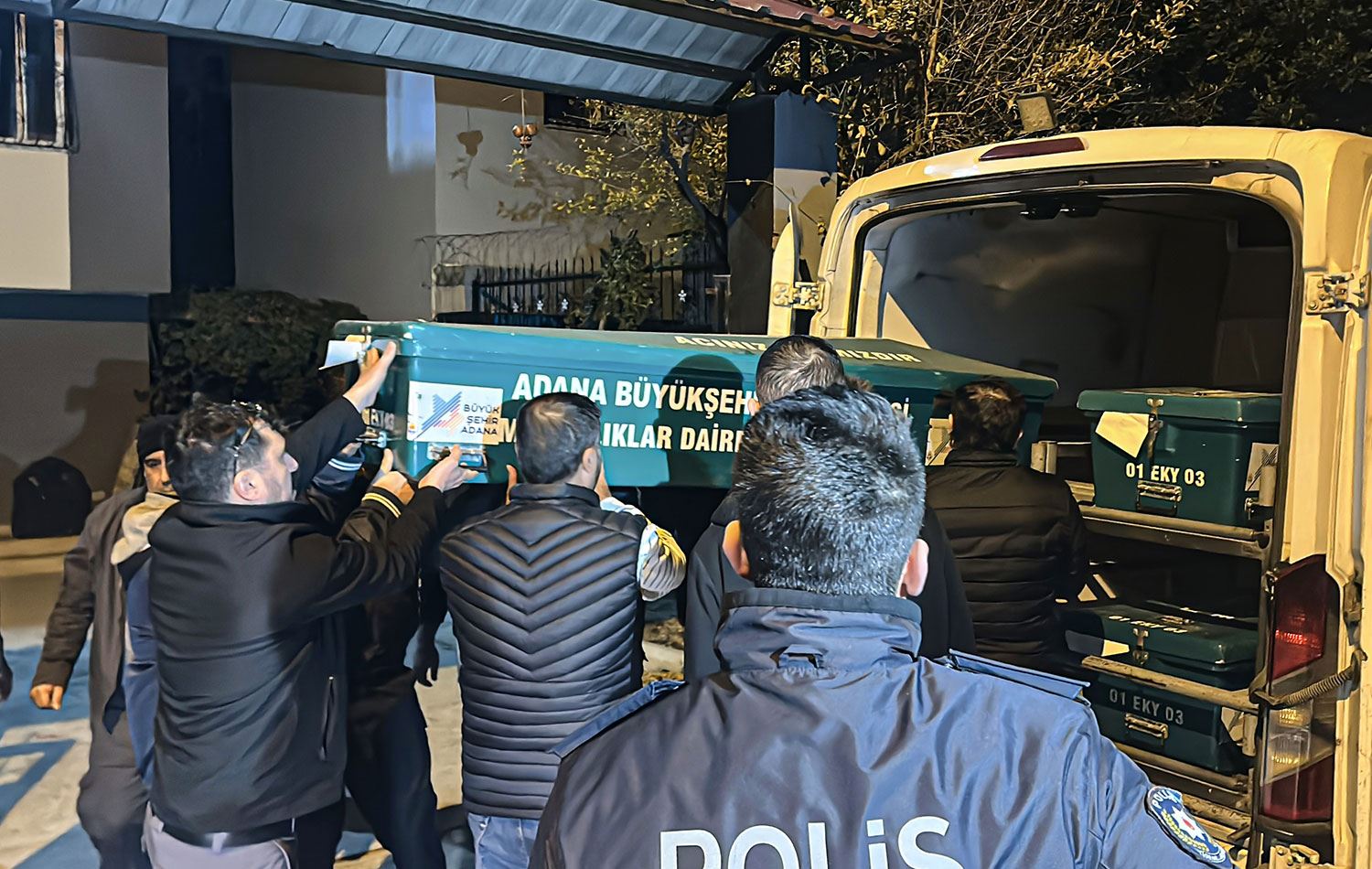 Adana'nın merkez Yüreğir ilçesinde biri engelli 2 çocuğunu tabancayla öldüren kişi intihar etti. / AA