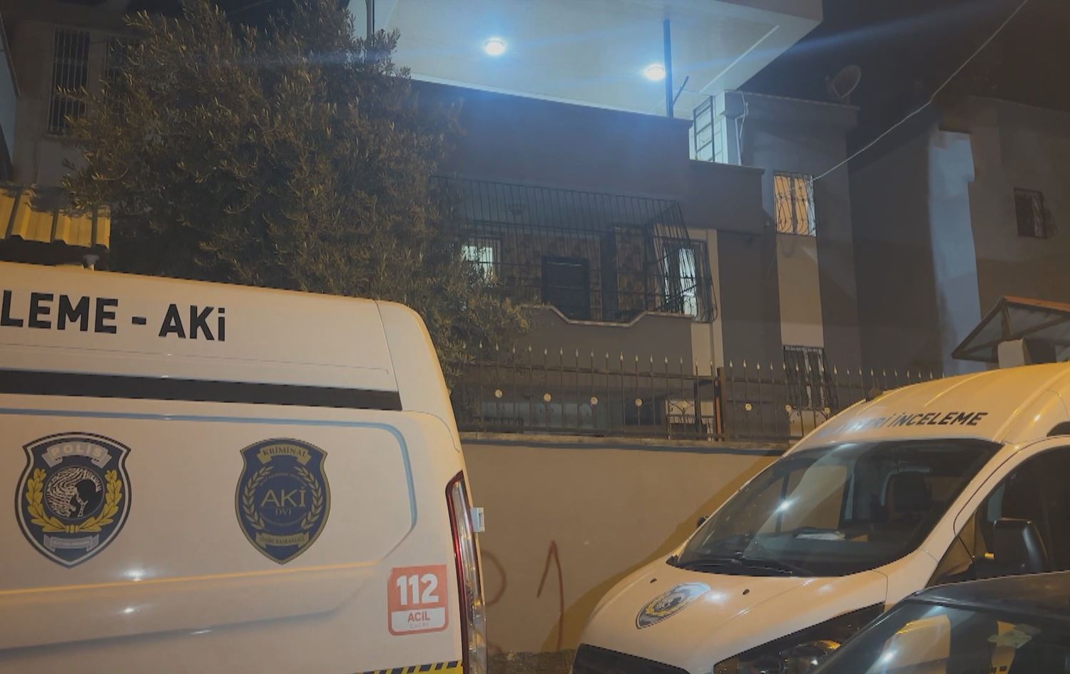 بەردەم ئەو ماڵەی رووداوەکە تێیدا روویداوە. وێنە: AA