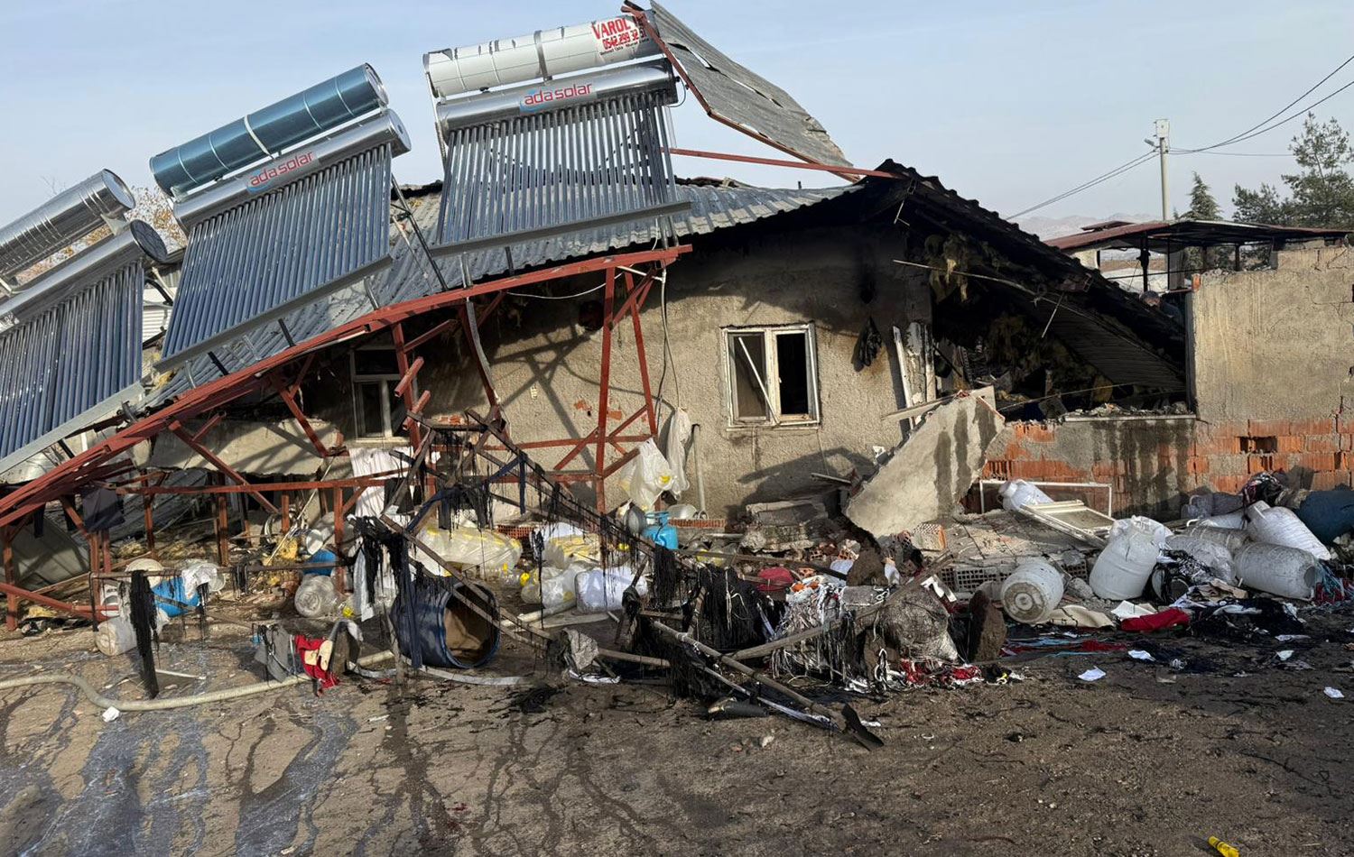 Diyarbakır'ın Çermik ilçesinde peynir üretilen tesiste meydana gelen patlamada 2'si ağır 6 kişi yaralandı. / AA