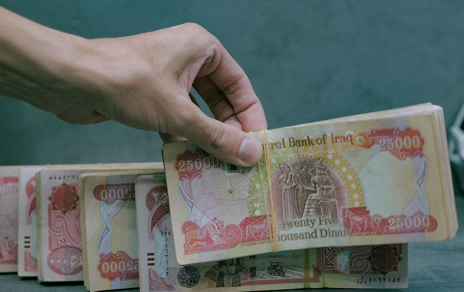 پارەی دیناری عێراقی جۆری 25 هەزاری. وێنە: بڵند تاهیر- رووداو