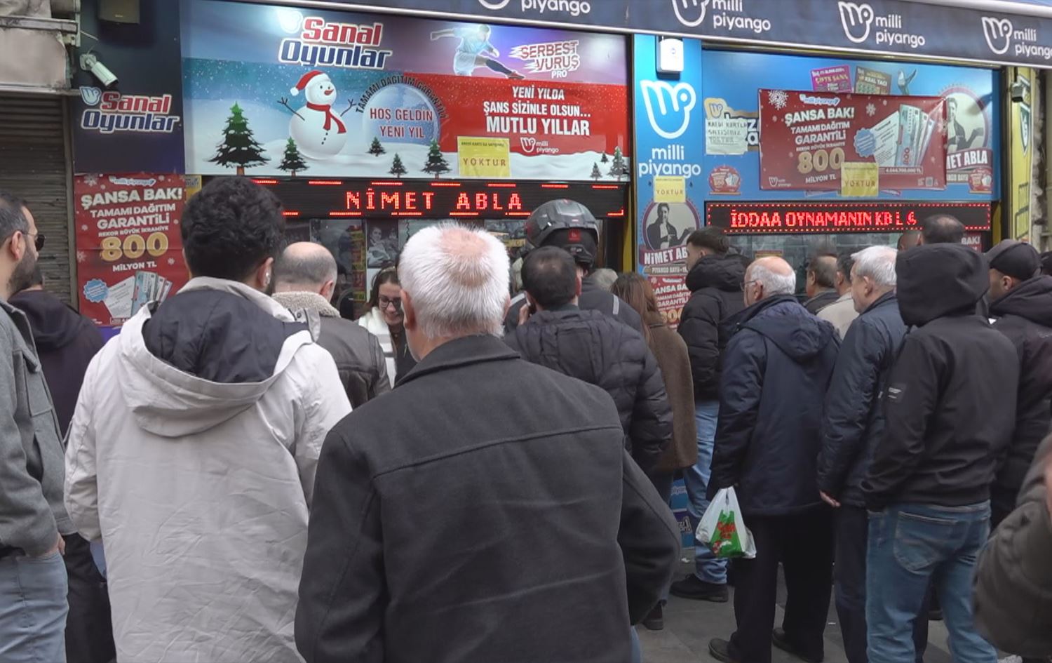 Xelk ji ji kirînsa bilêtan di dorê de ye /Wêne: Rûdaw