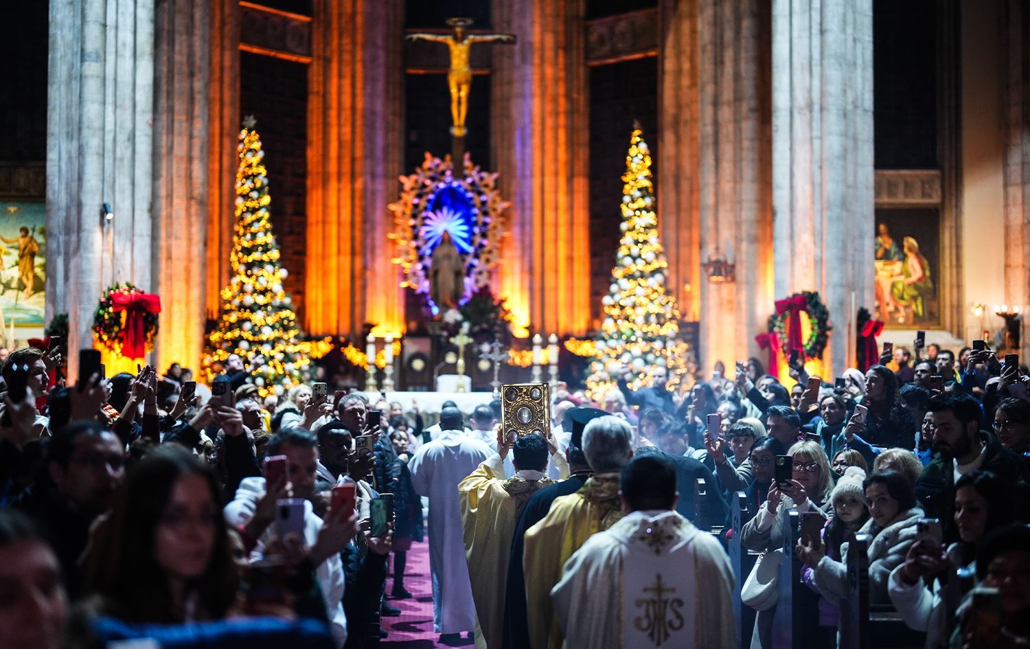24 Aralık gecesi, İstanbul’daki Hristiyanlar tarafından dualarla kutlandı.