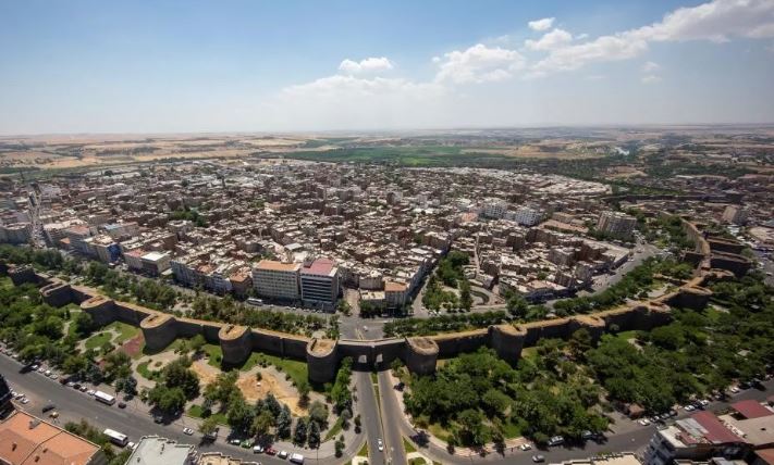 لە ئامەد تەرمی ژنێک لەنێو کیسەیەکی زبڵدا دۆزرایەوە