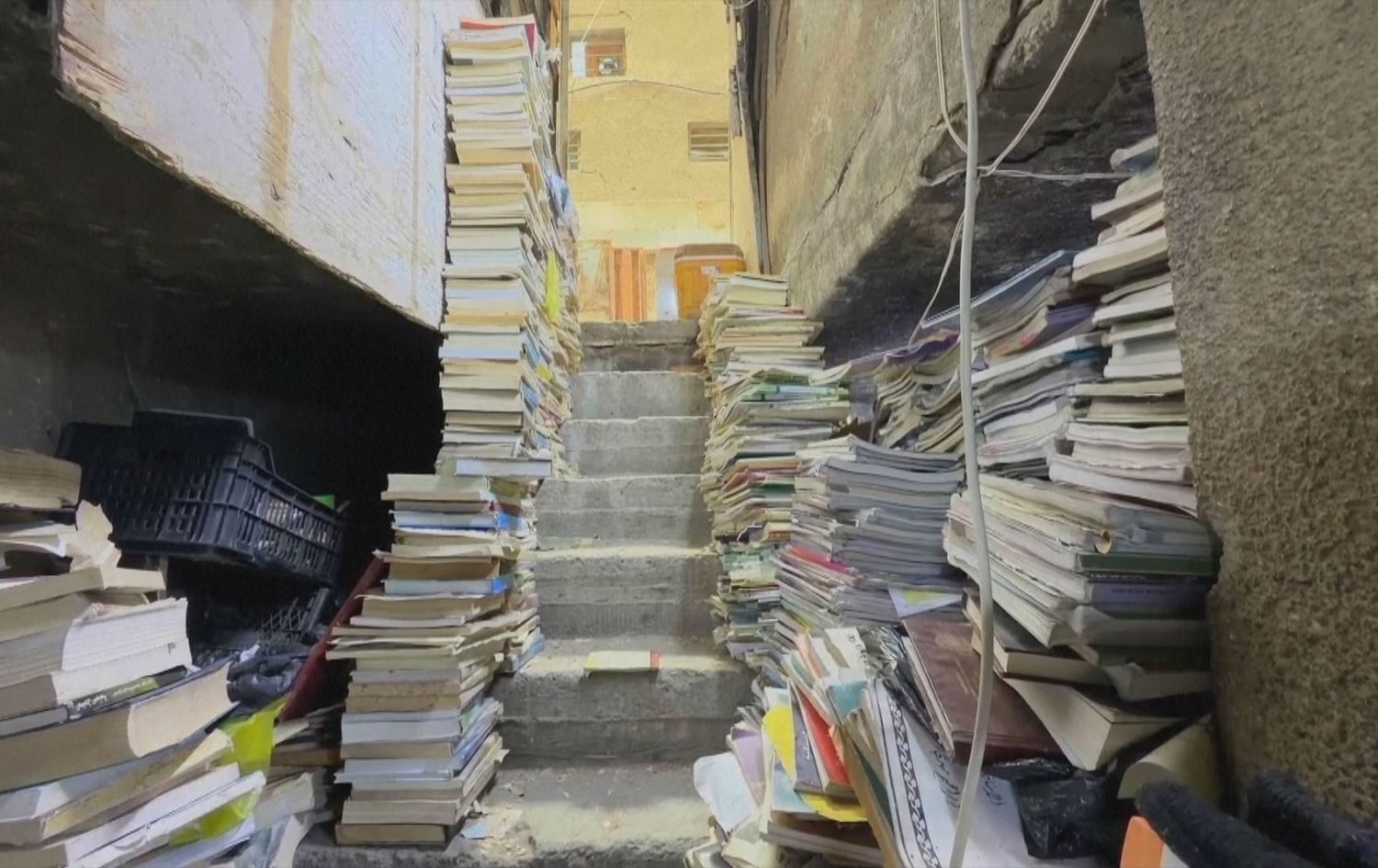 القبو الذي تحول إلى مكتبة تحمل في جعبتها كنزاً من الكتب  