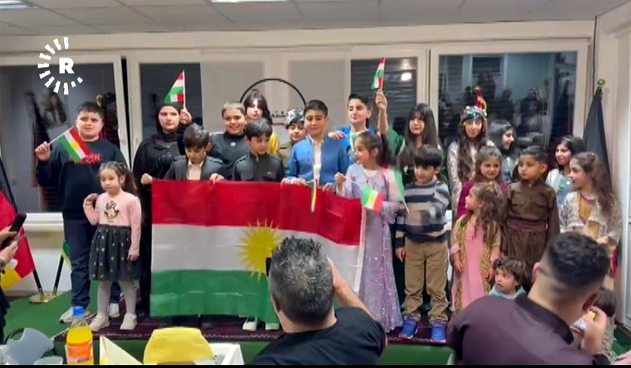 منداڵانی قوتابخانەی نیشتمان لە ئەڵمانیا، رۆژی ئاڵای کوردستان پیرۆز دەکەن.