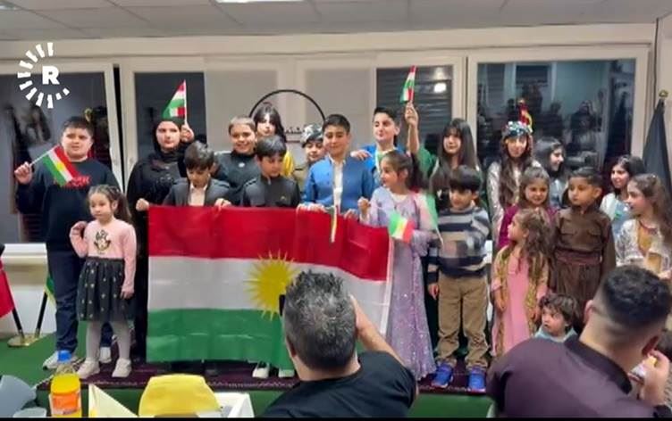 Almanya'daki bir Kürtçe eğitim merkezinde 'Kürdistan Bayrak Günü' kutlandı