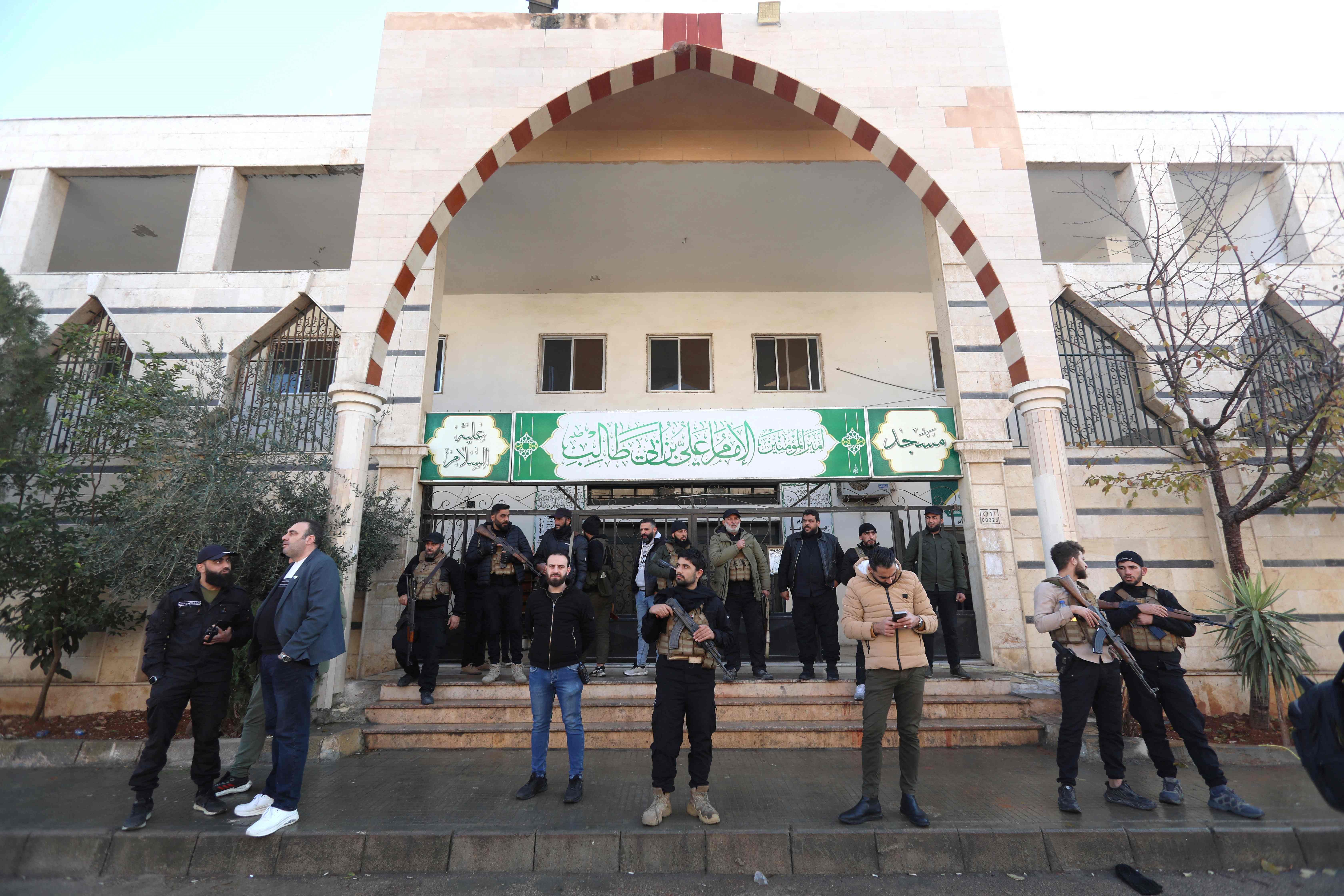 الأمن السوري في المسجد المستهدف 