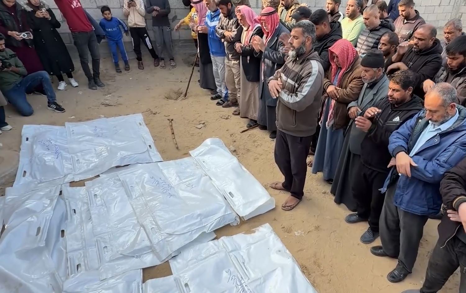 الصلاة على رفات فلسطينيين في خان يونس