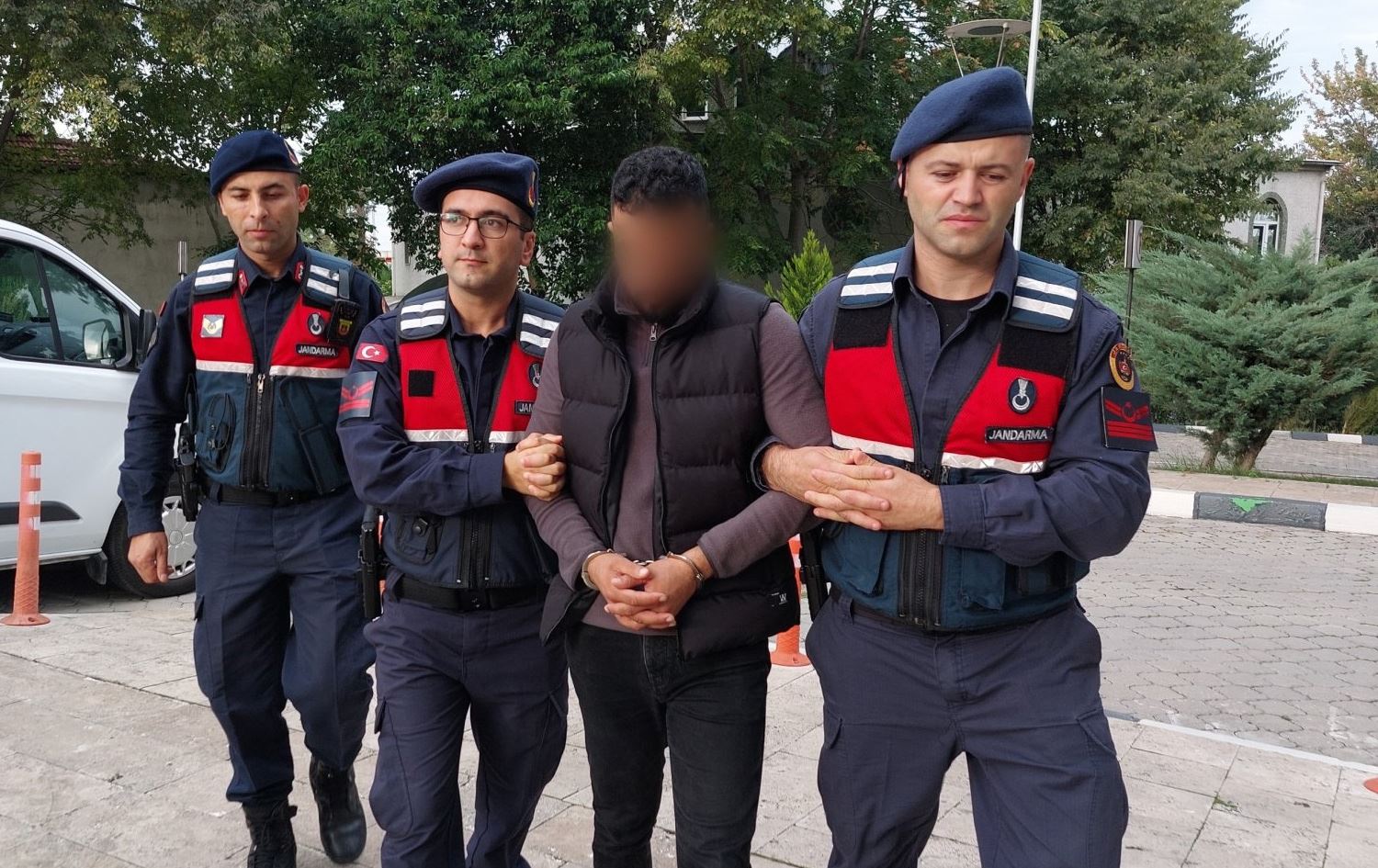  پۆلیسی تورکیا لەکاتی دەستگیرکردنی تۆمەتبارێک. وێنەکە بۆ روونکردنەوە دانراوە و پەیوەندی بەم هەواڵەوە نییە