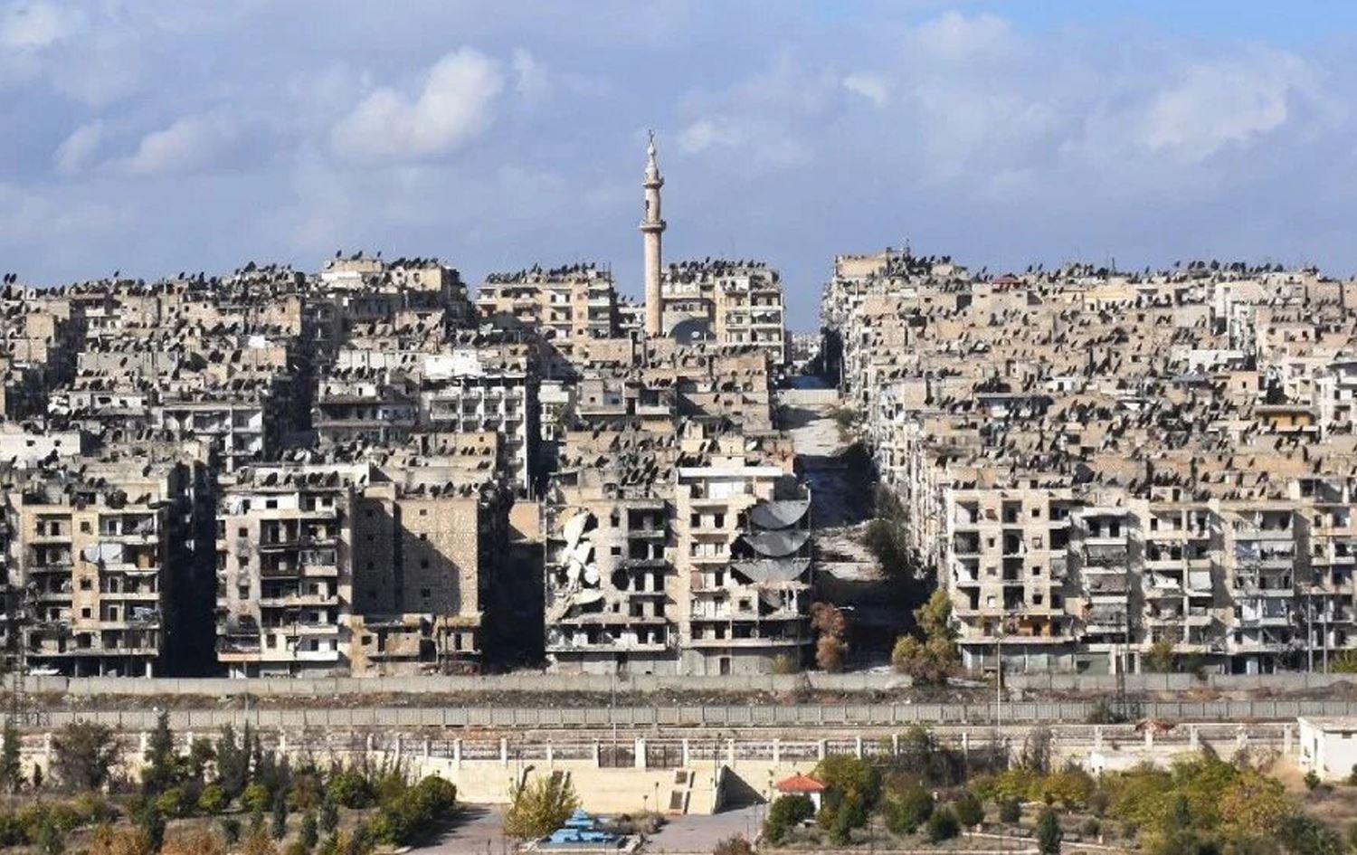 Halep’teki Şeyh Maksud ve Eşrefiye mahallelerinde ilan edilen ateşkes, cuma gecesi düzenlenen ağır silahlı saldırılarla sarsıldı