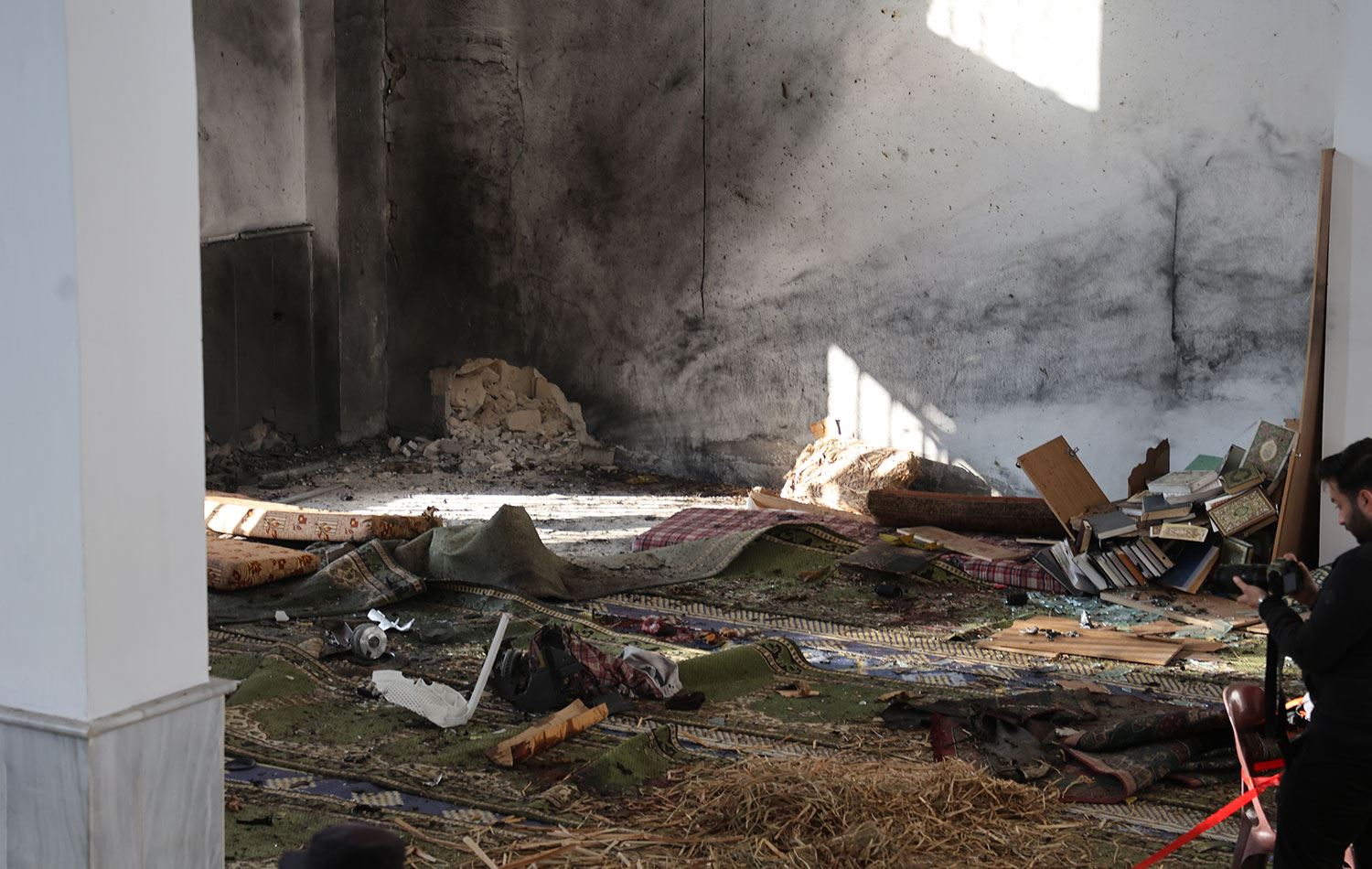 Suriye’nin orta kesiminde yer alan Humus ilindeki Ali Talip Camisi'nde cuma namazı sırasında bombalı saldırı düzenlendi. / AA