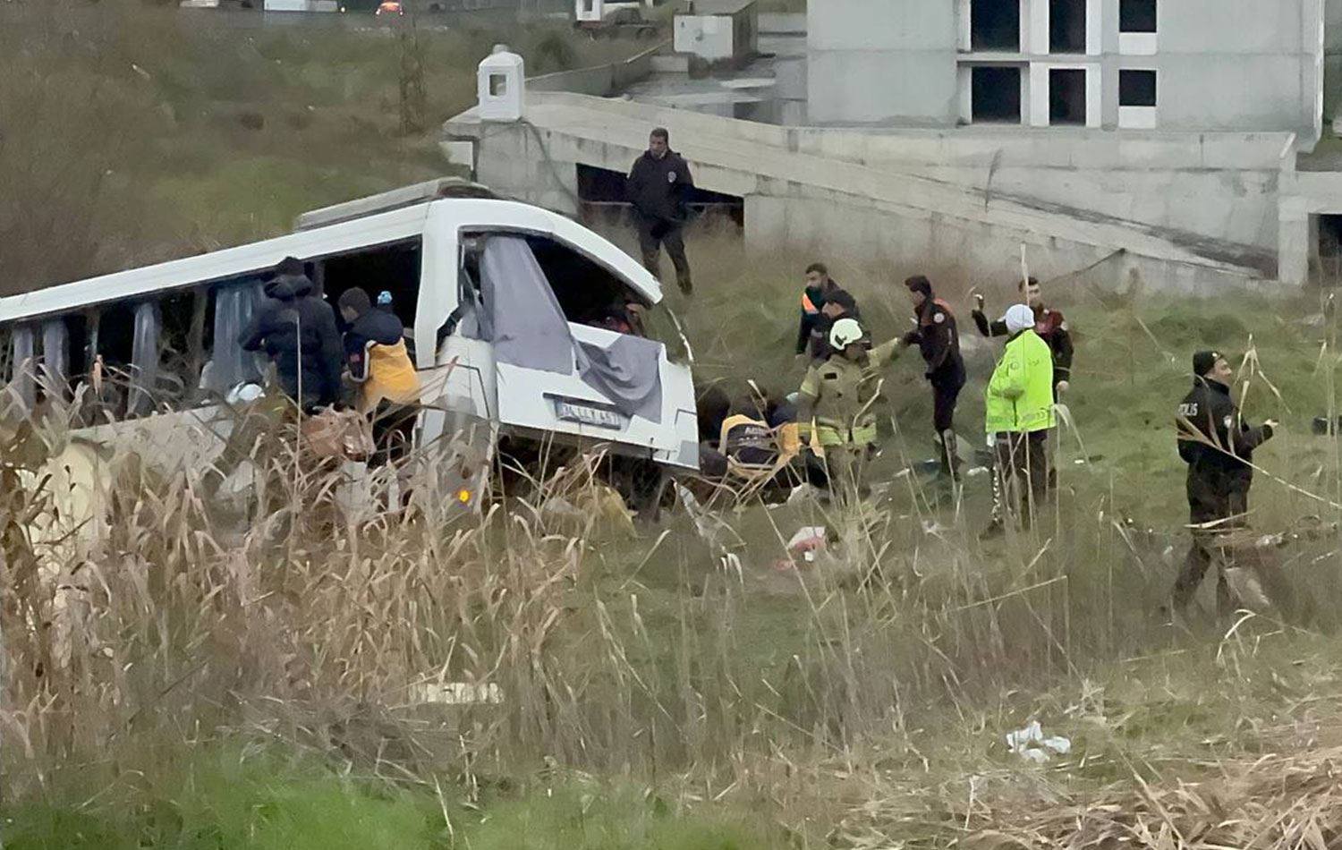Esenyurt'ta servis midibüsünün devrilmesi sonucu yaralananlar, ambulanslarla hastanelere kaldırıldı. / Foto: AA
