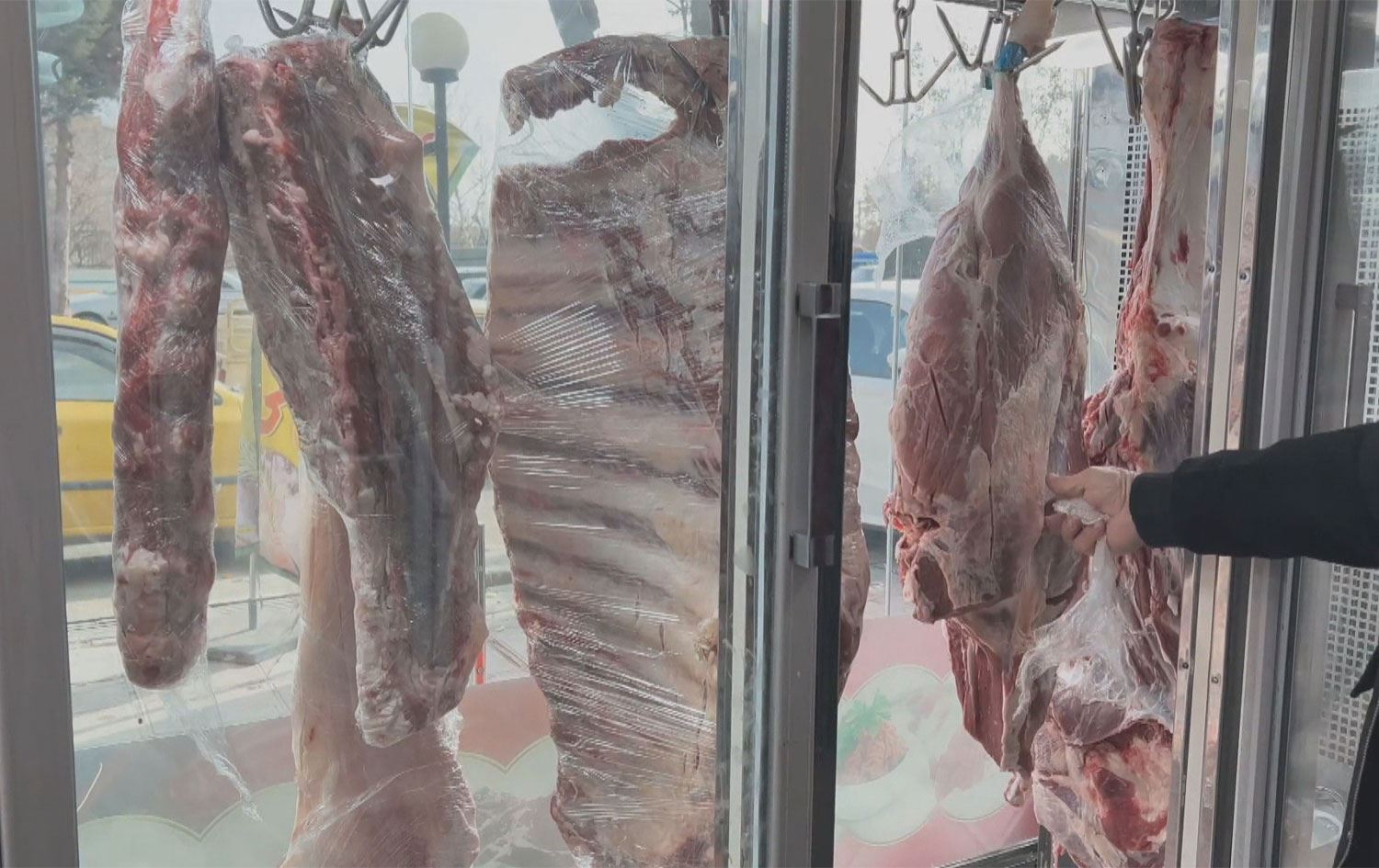 خانەنشینێک لە سنە بە گریانەوە: ناتوانم کرێی خانوو بدەم، مووچەکەم تەنیا بەشی نان دەکات