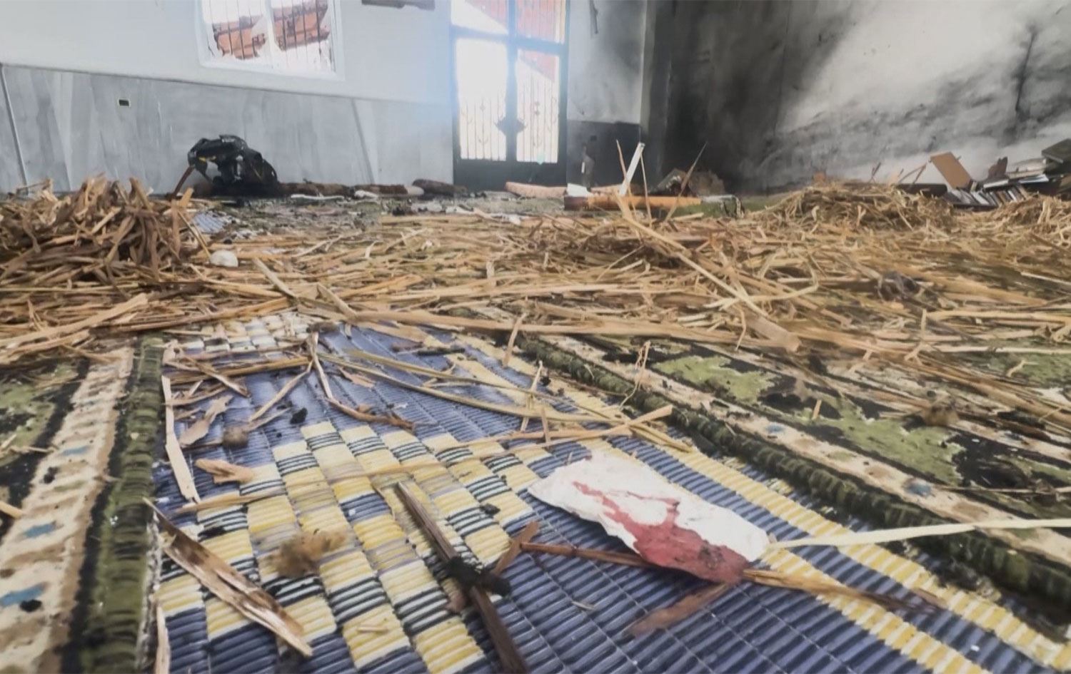 نێو مزگەوتەکەی حمس دوای تەقینەوەکە